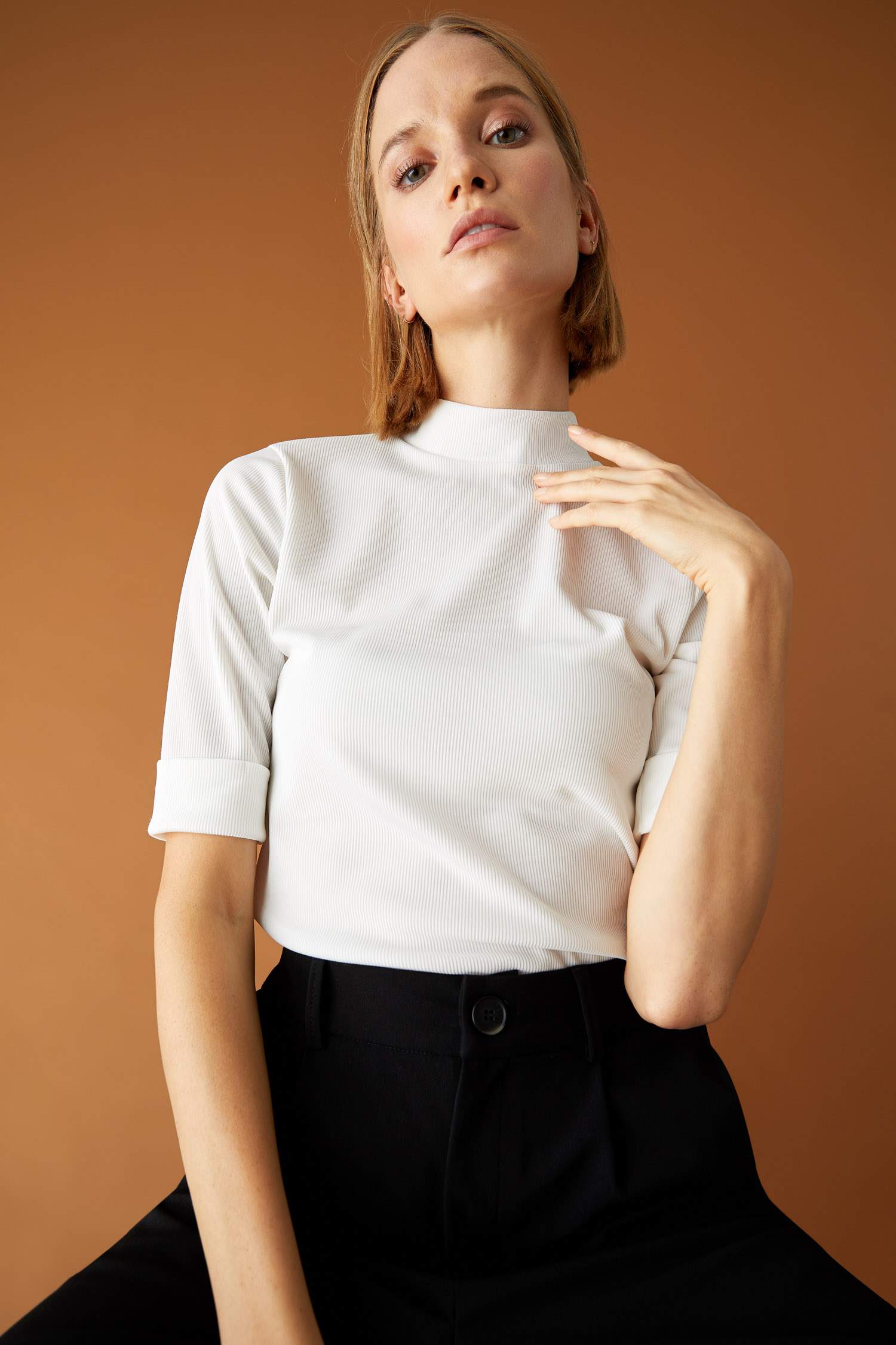 Dik Yaka Slim Fit Kısa Kollu Tişört