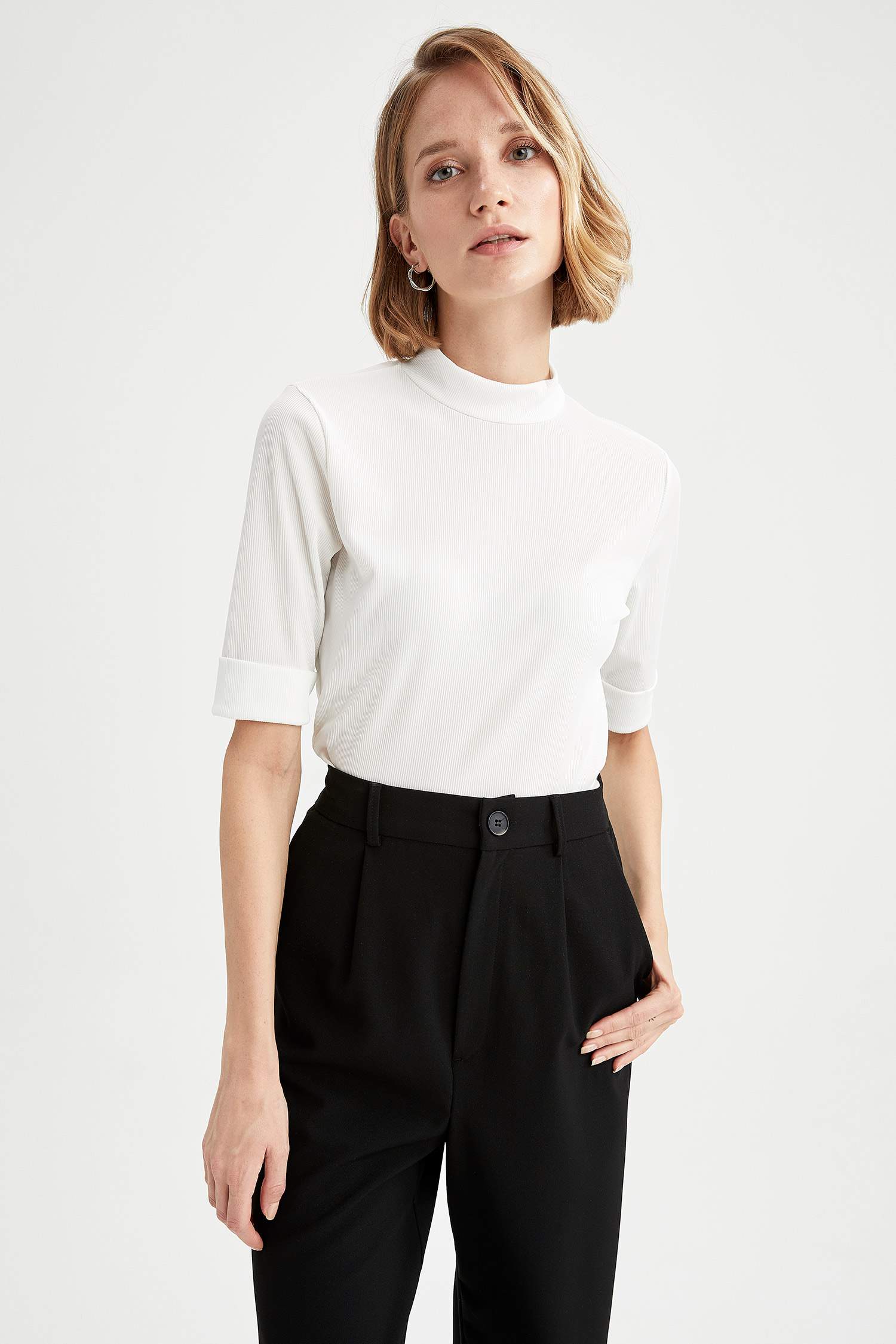 Dik Yaka Slim Fit Kısa Kollu Tişört