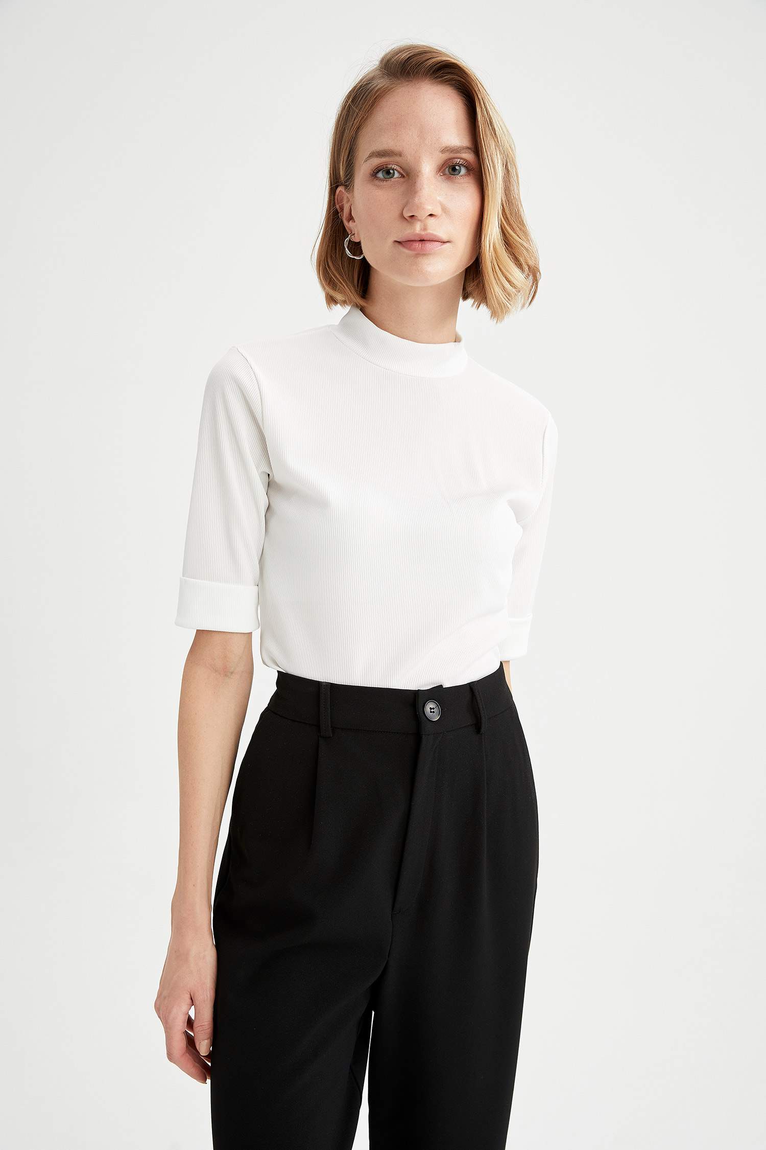 Dik Yaka Slim Fit Kısa Kollu Tişört