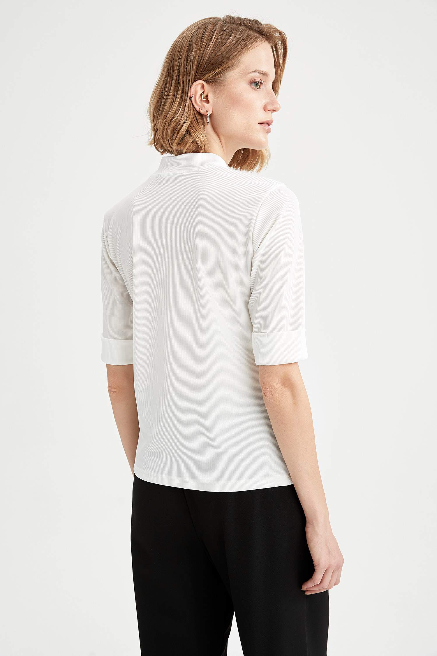 Dik Yaka Slim Fit Kısa Kollu Tişört