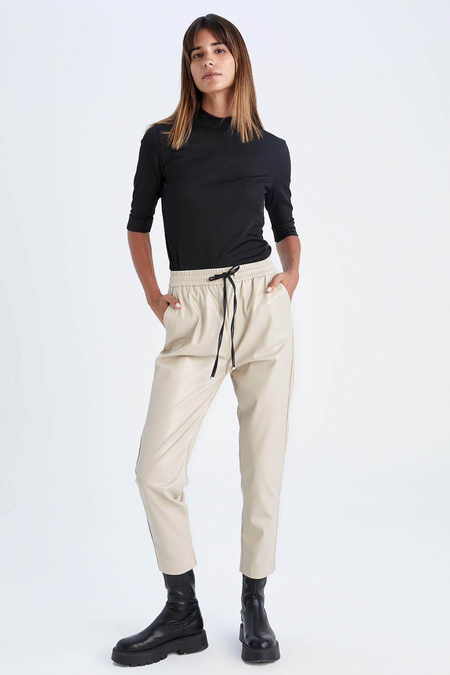 Slim Fit Yarım Balıkçı Yaka Kısa Kollu Tişört