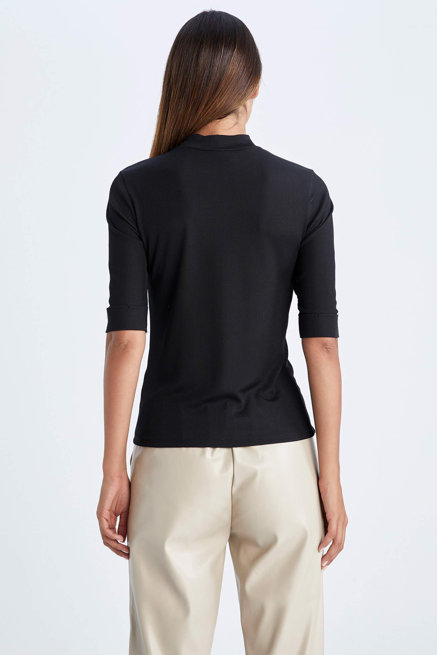 Slim Fit Yarım Balıkçı Yaka Kısa Kollu Tişört