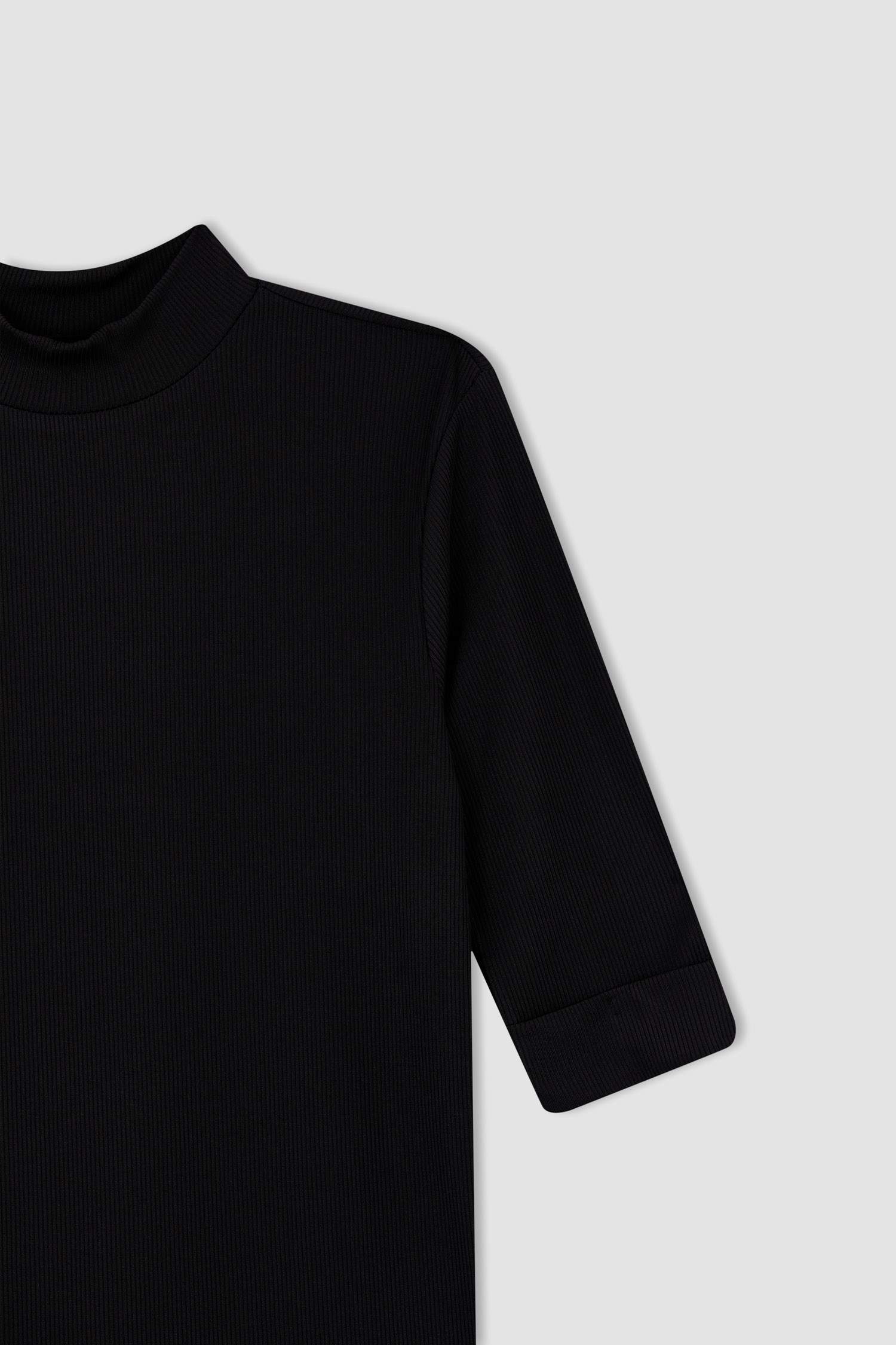 Slim Fit Yarım Balıkçı Yaka Kısa Kollu Tişört