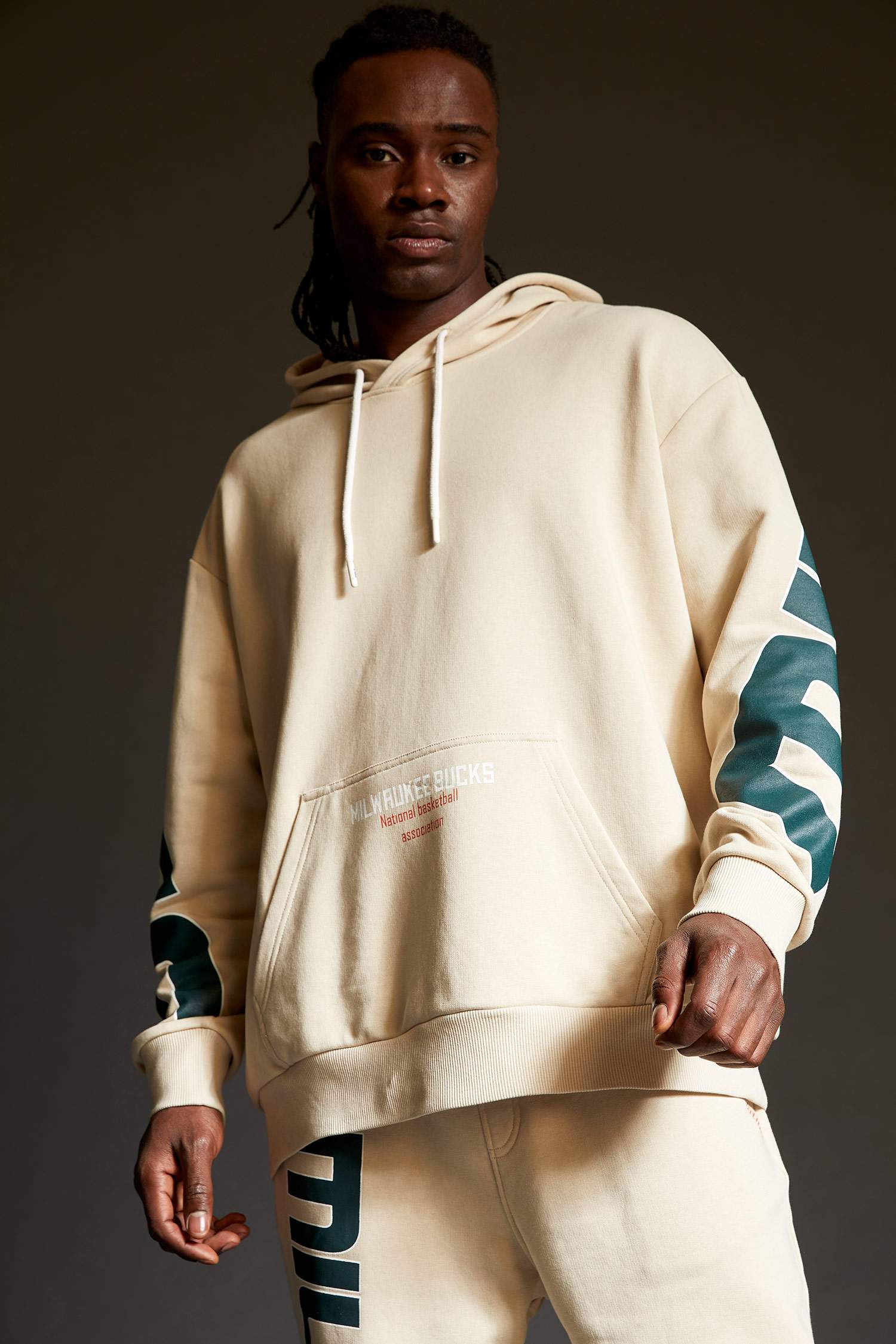 Defacto Fit NBA Milwaukee Bucks Lisanslı Oversize Fit Kapüşonlu Sırt Baskılı Sweatshirt. 4 Defacto Fit NBA Milwaukee Bucks Lisanslı Oversize Fit Kapüşonlu Sırt Baskılı Sweatshirt. 4