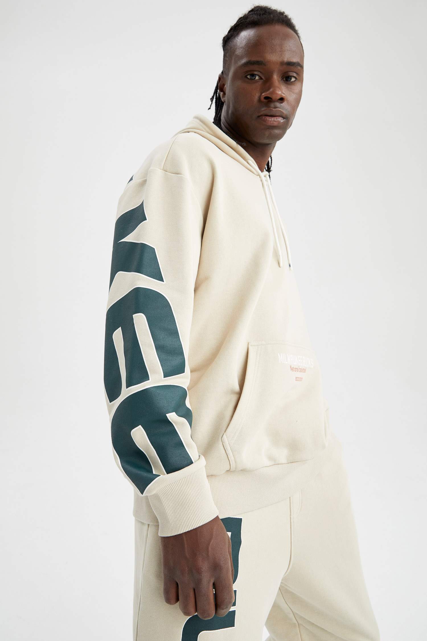 Defacto Fit NBA Milwaukee Bucks Lisanslı Oversize Fit Kapüşonlu Sırt Baskılı Sweatshirt. 5 Defacto Fit NBA Milwaukee Bucks Lisanslı Oversize Fit Kapüşonlu Sırt Baskılı Sweatshirt. 5