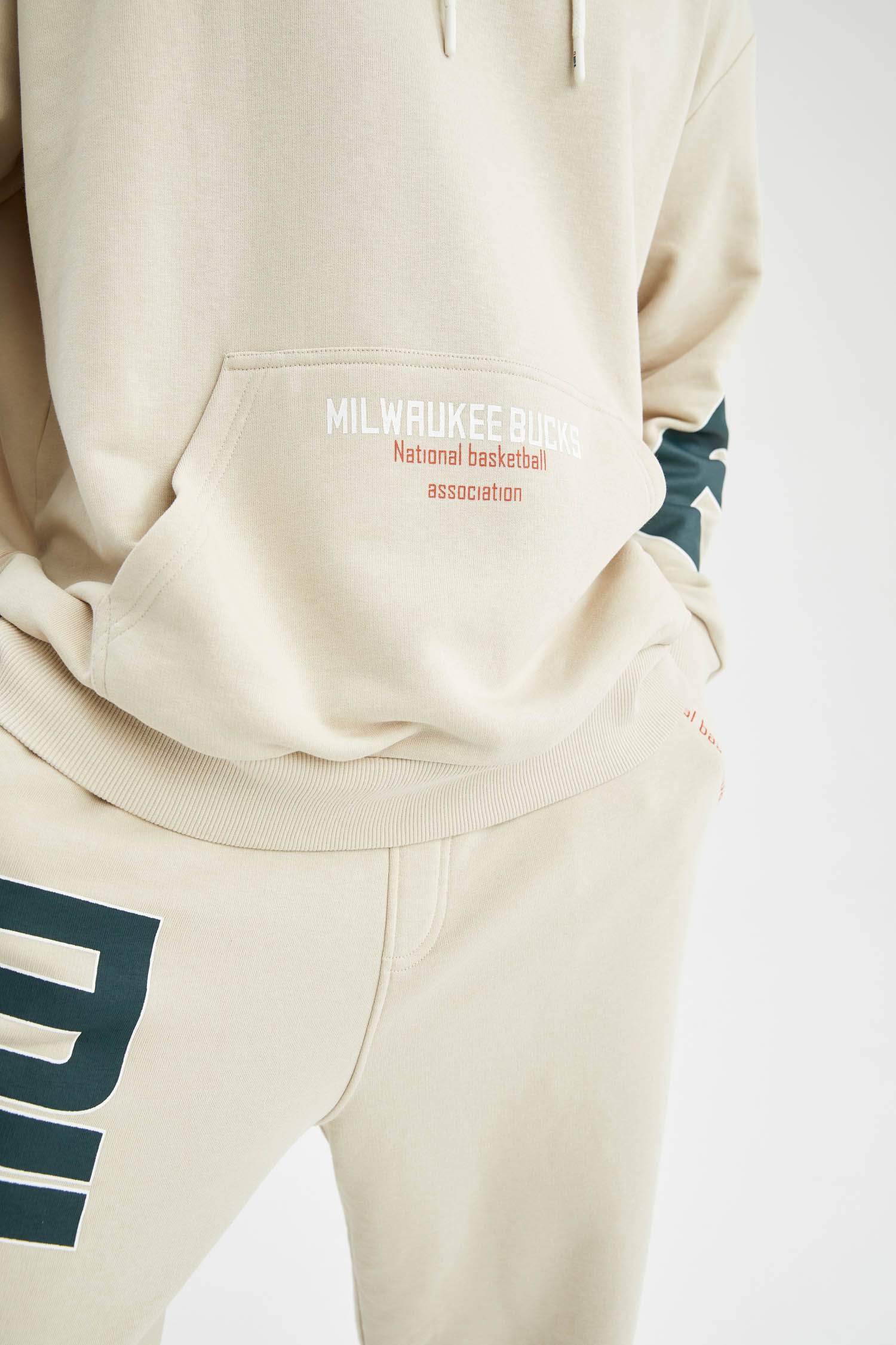Defacto Fit NBA Milwaukee Bucks Lisanslı Oversize Fit Kapüşonlu Sırt Baskılı Sweatshirt. 7 Defacto Fit NBA Milwaukee Bucks Lisanslı Oversize Fit Kapüşonlu Sırt Baskılı Sweatshirt. 7