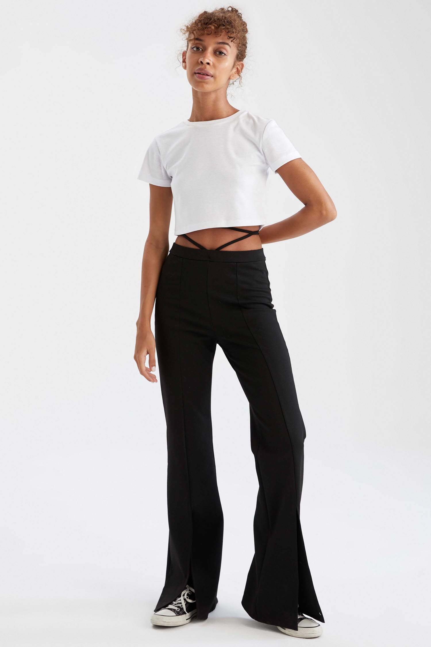 Beli Bağcık Detaylı Yırtmaçlı Slim Fit Geniş Paça Pantolon