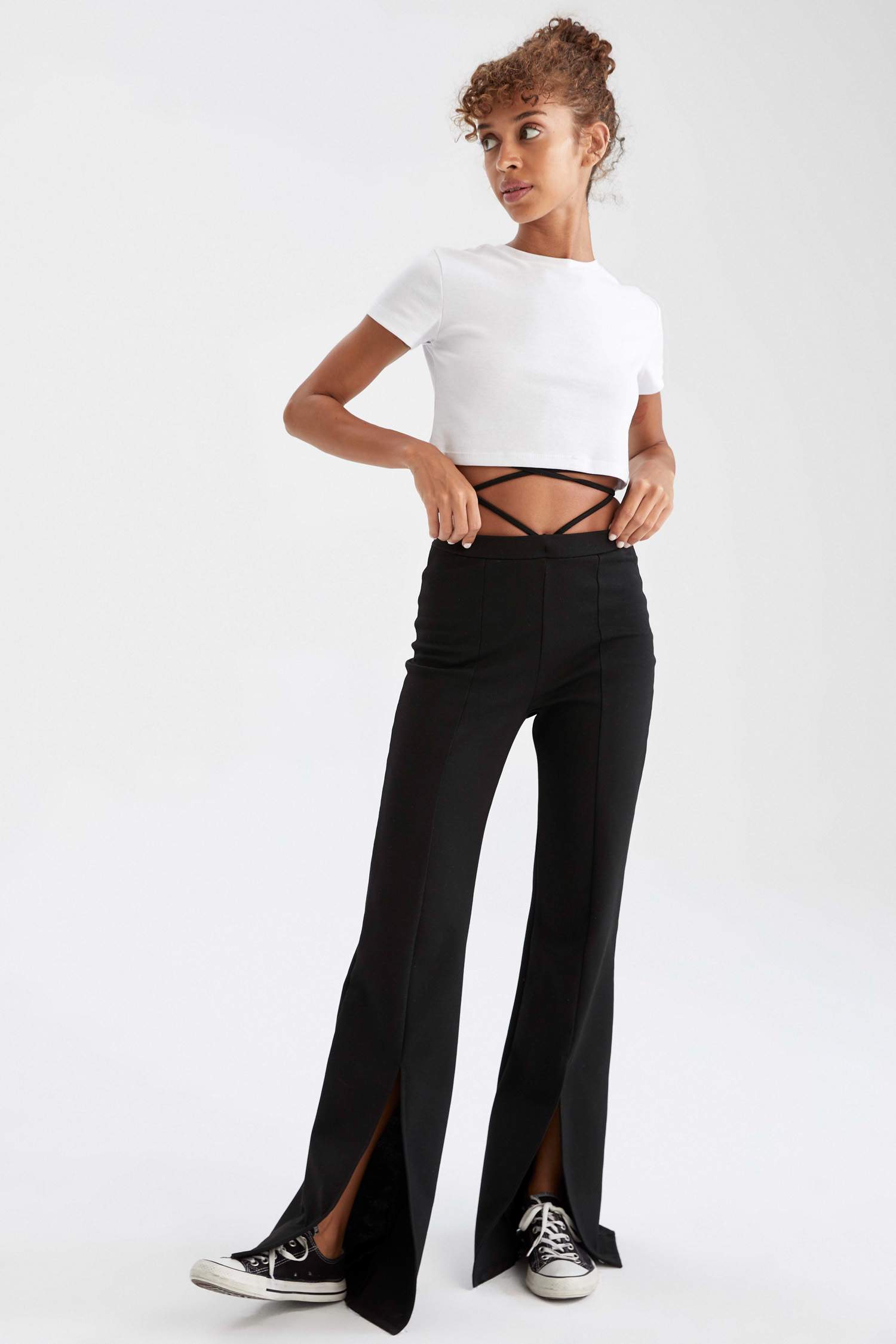 Beli Bağcık Detaylı Yırtmaçlı Slim Fit Geniş Paça Pantolon