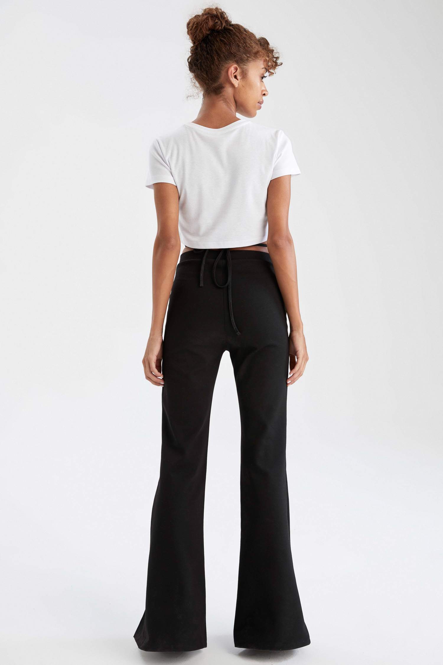 Beli Bağcık Detaylı Yırtmaçlı Slim Fit Geniş Paça Pantolon