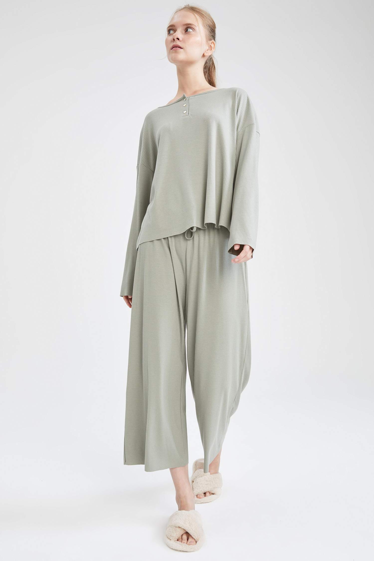 Kayık Yaka Uzun Kollu Düğmeli Üst ve Alt Pijama Takımı