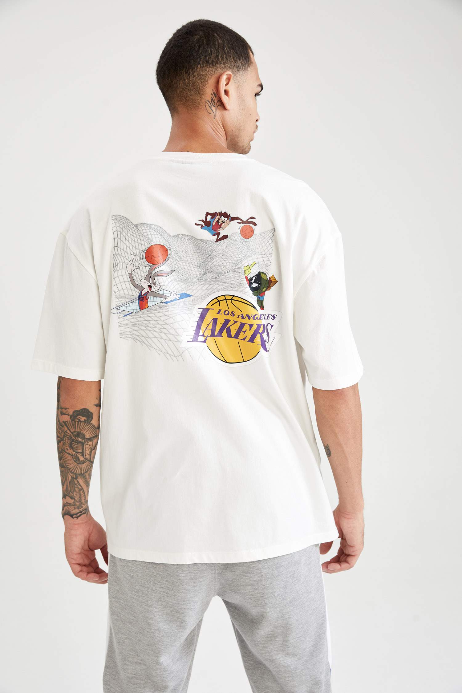 Space Jam ve NBA Los Angeles Lakers Lisanslı Oversize Fit Sırt Baskılı Kısa Kollu Tişört