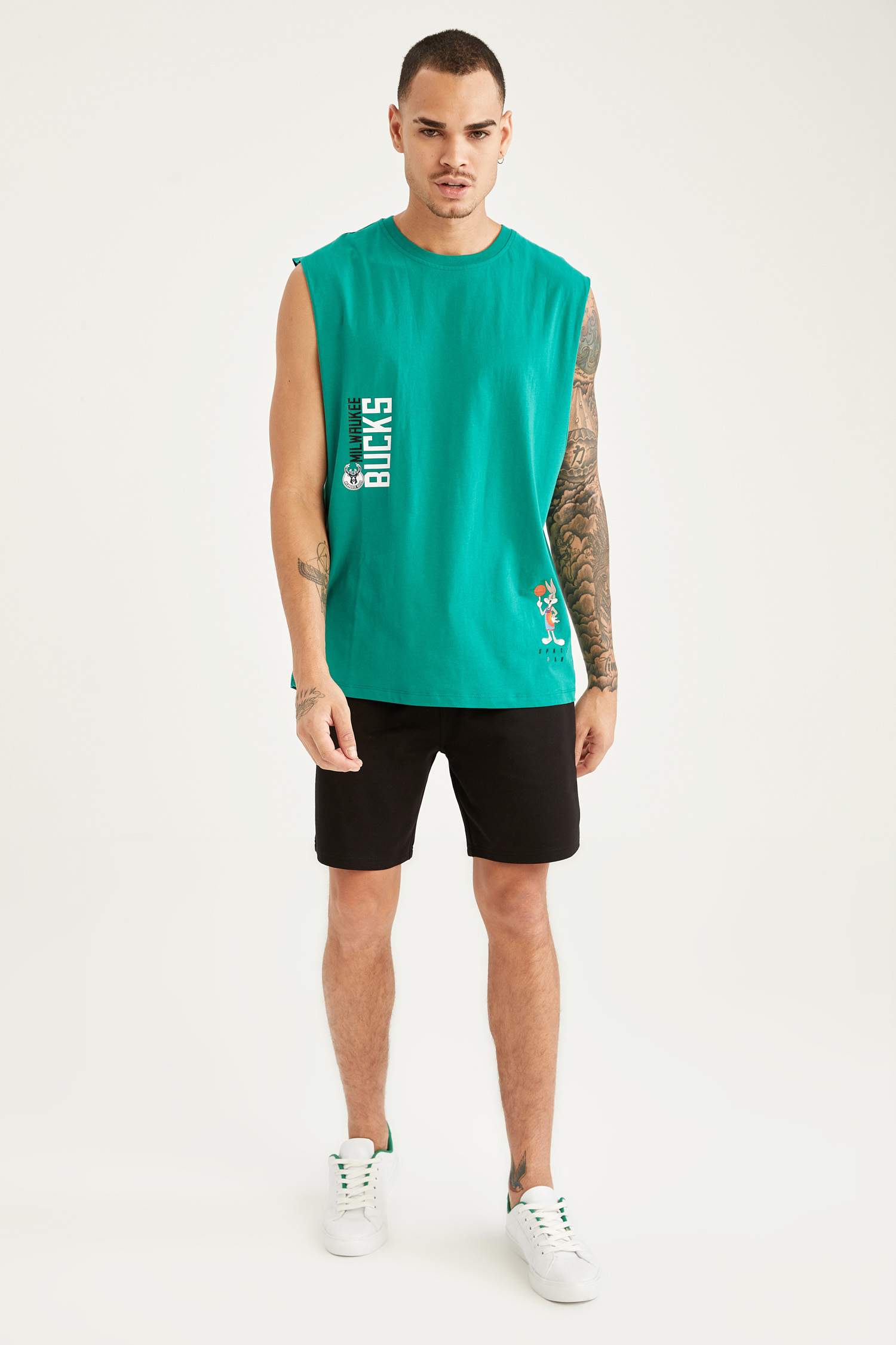 Space Jam ve NBA Milwaukee Bucks Lisanslı Oversize Fit Kolsuz Tişört
