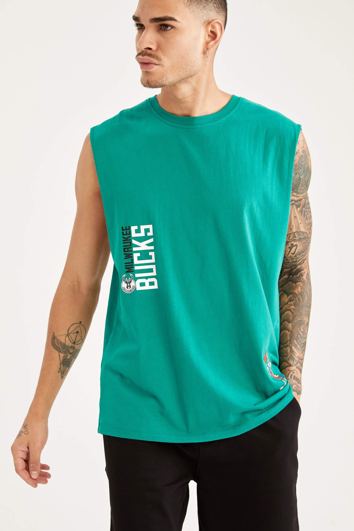 Space Jam ve NBA Milwaukee Bucks Lisanslı Oversize Fit Kolsuz Tişört