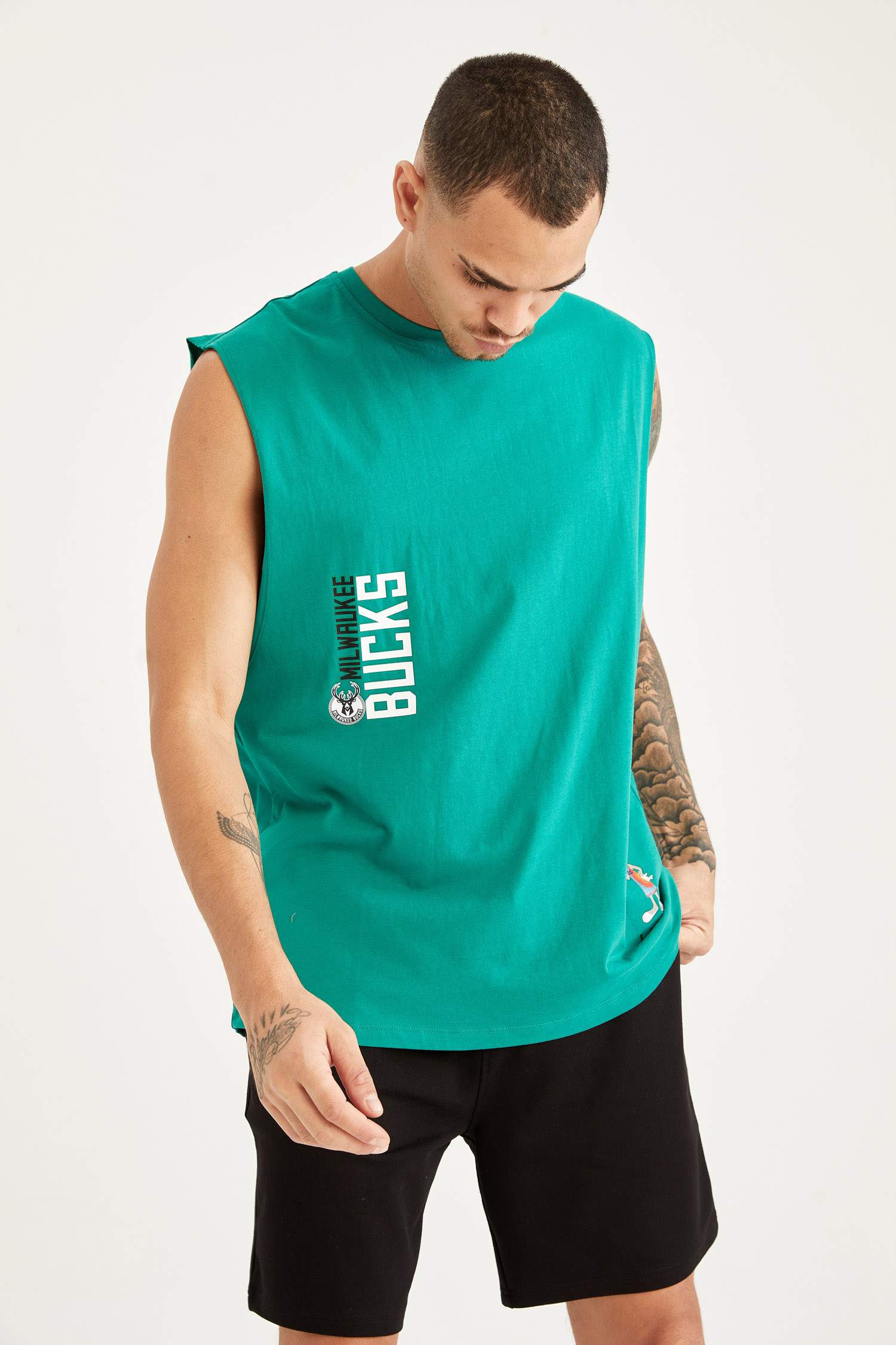 Space Jam ve NBA Milwaukee Bucks Lisanslı Oversize Fit Kolsuz Tişört