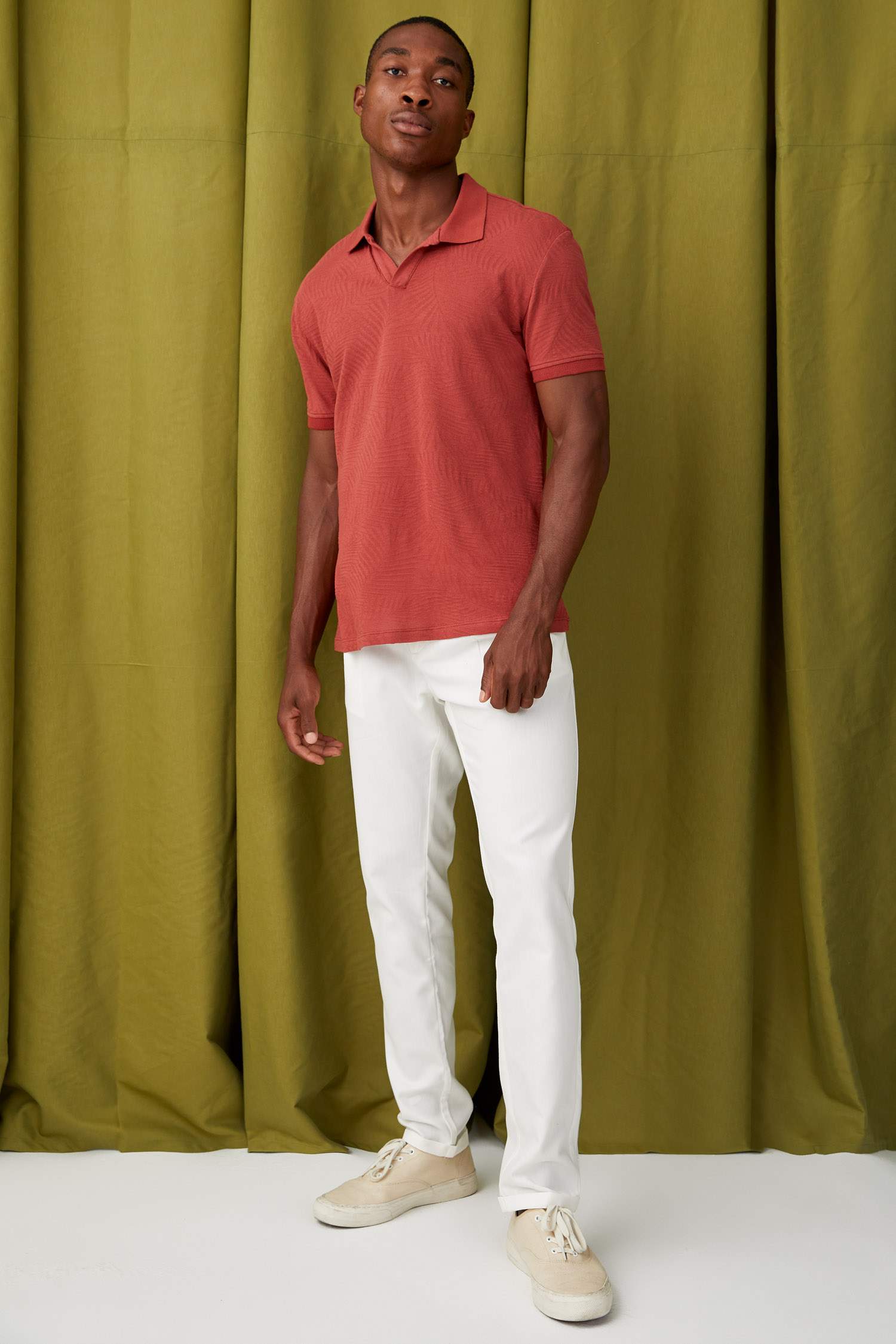 MODERN FIT Apaş Yaka Cepsiz Kısa Kollu Polo Tişört