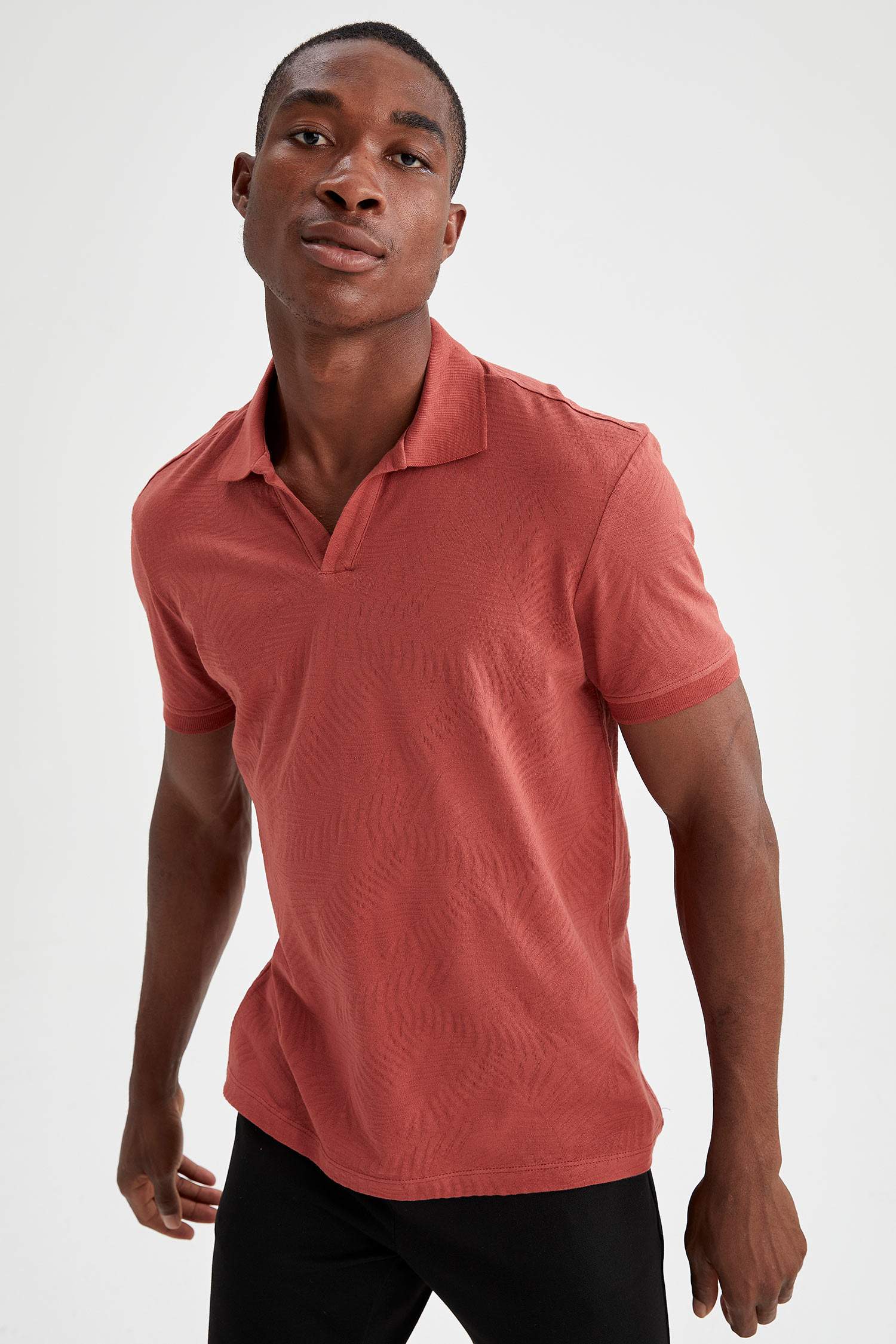 MODERN FIT Apaş Yaka Cepsiz Kısa Kollu Polo Tişört