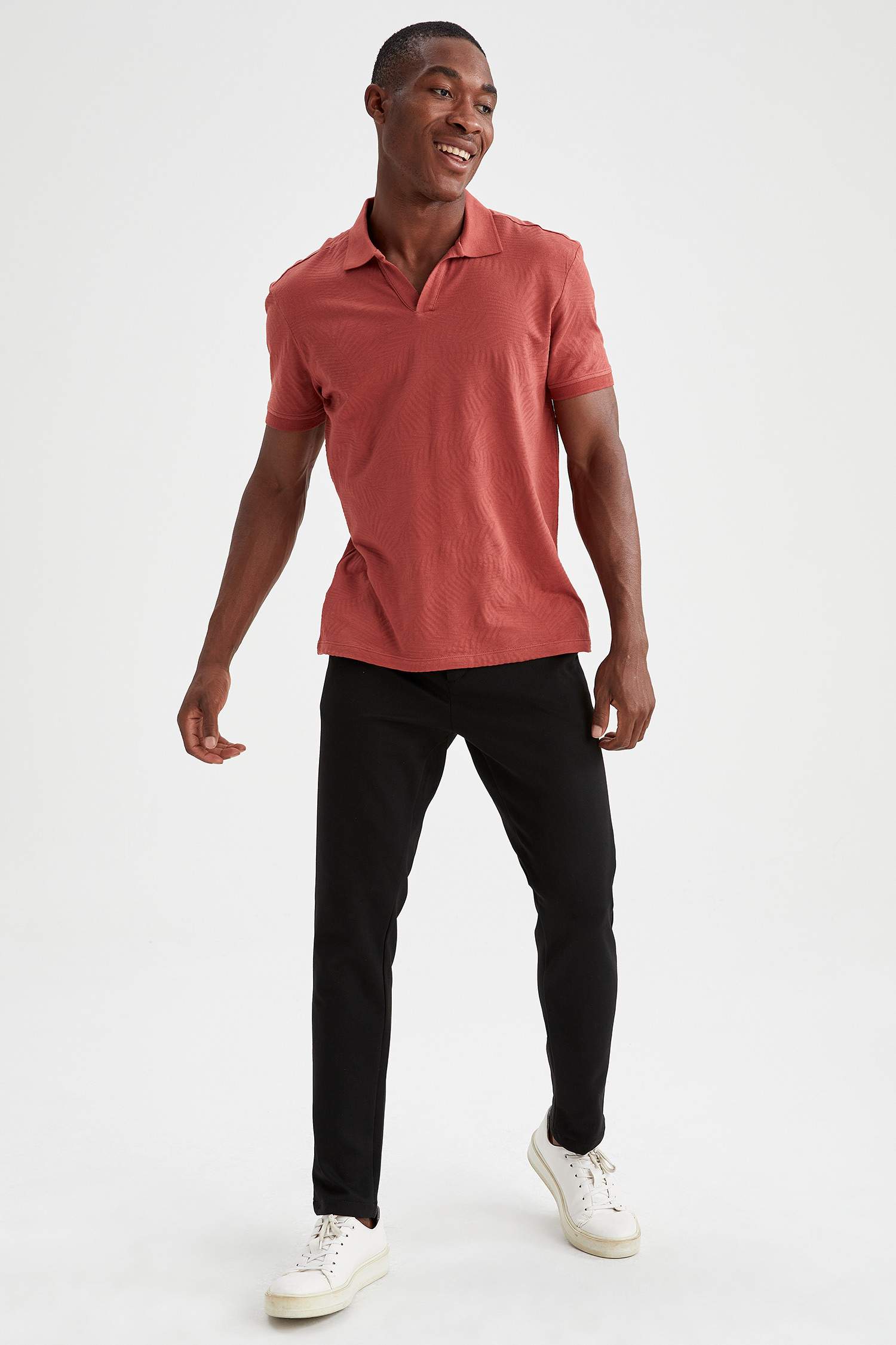 MODERN FIT Apaş Yaka Cepsiz Kısa Kollu Polo Tişört
