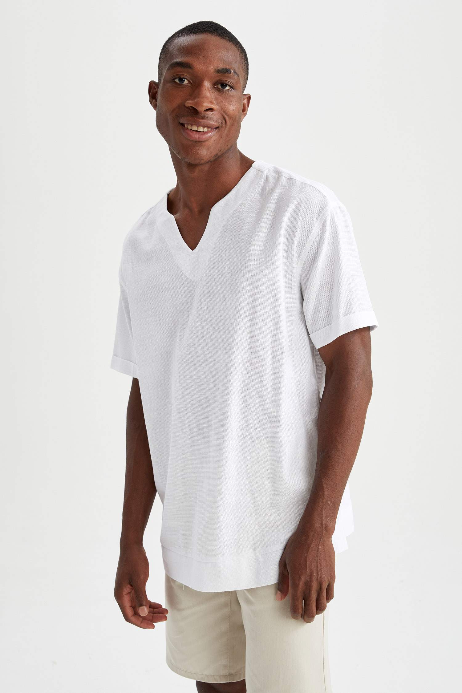 Regular Fit V Yaka Basic Kısa Kollu Gömlek