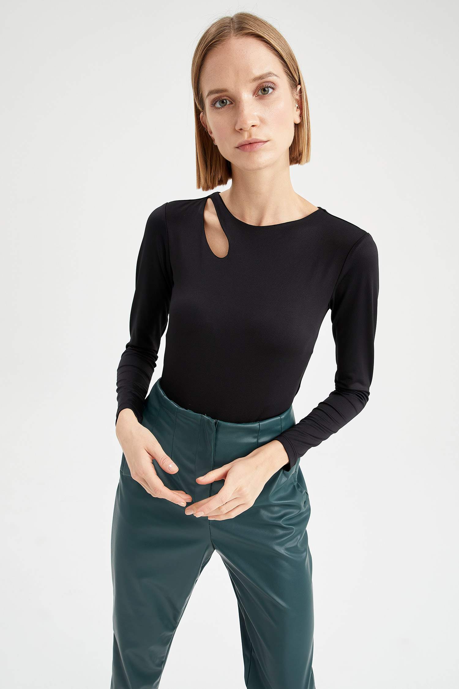 Yaka Dekolteli Uzun Kollu Slim Fit Çıtçıtlı Body