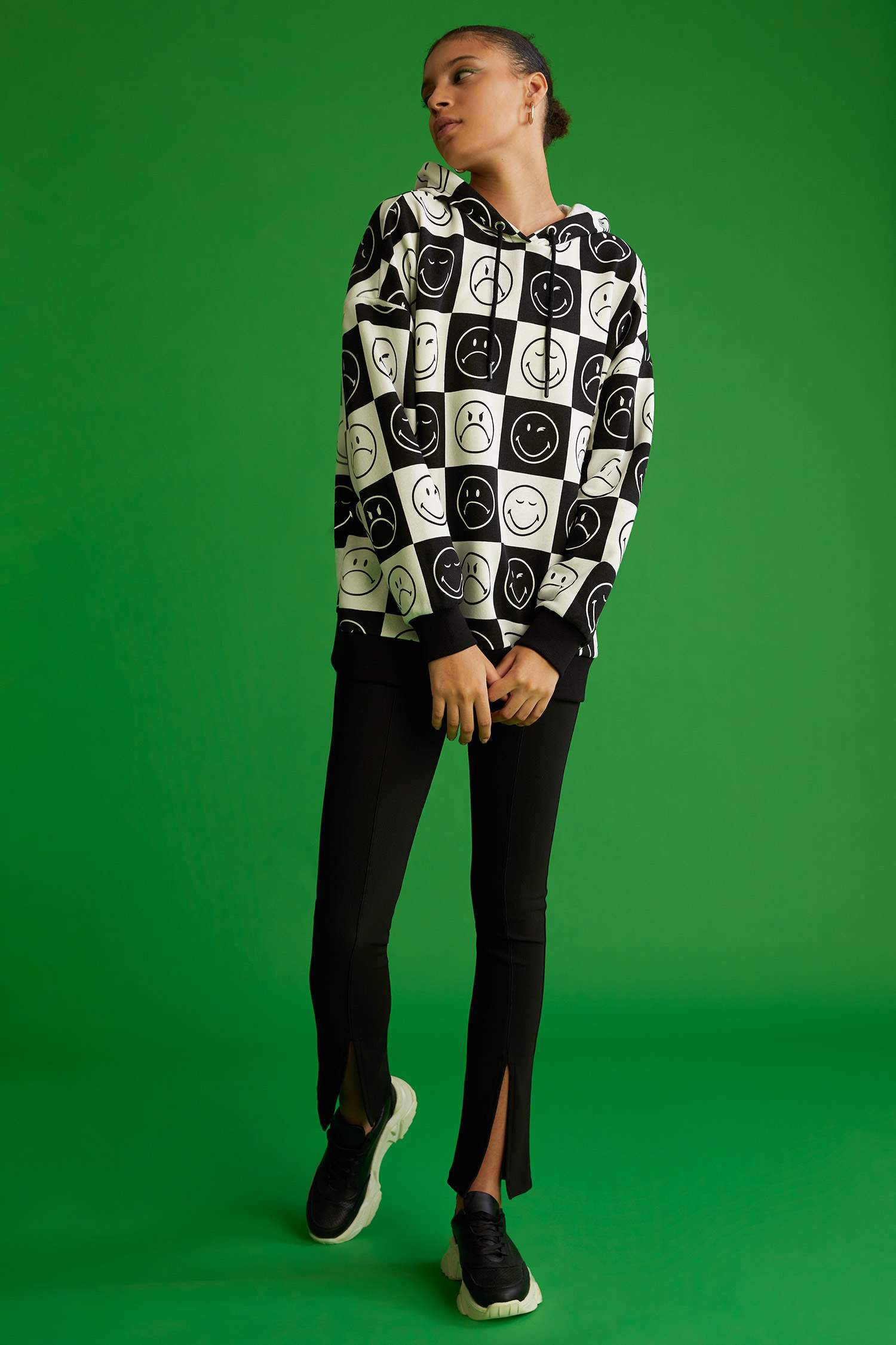 Smiley Lisanslı Oversize Kapüşonlu Uzun Kollu Sweatshirt