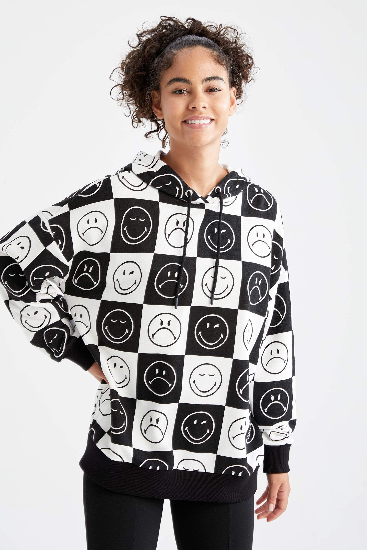 Smiley Lisanslı Oversize Kapüşonlu Uzun Kollu Sweatshirt