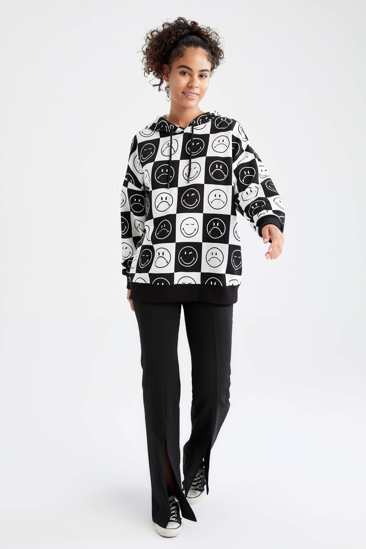 Smiley Lisanslı Oversize Kapüşonlu Uzun Kollu Sweatshirt