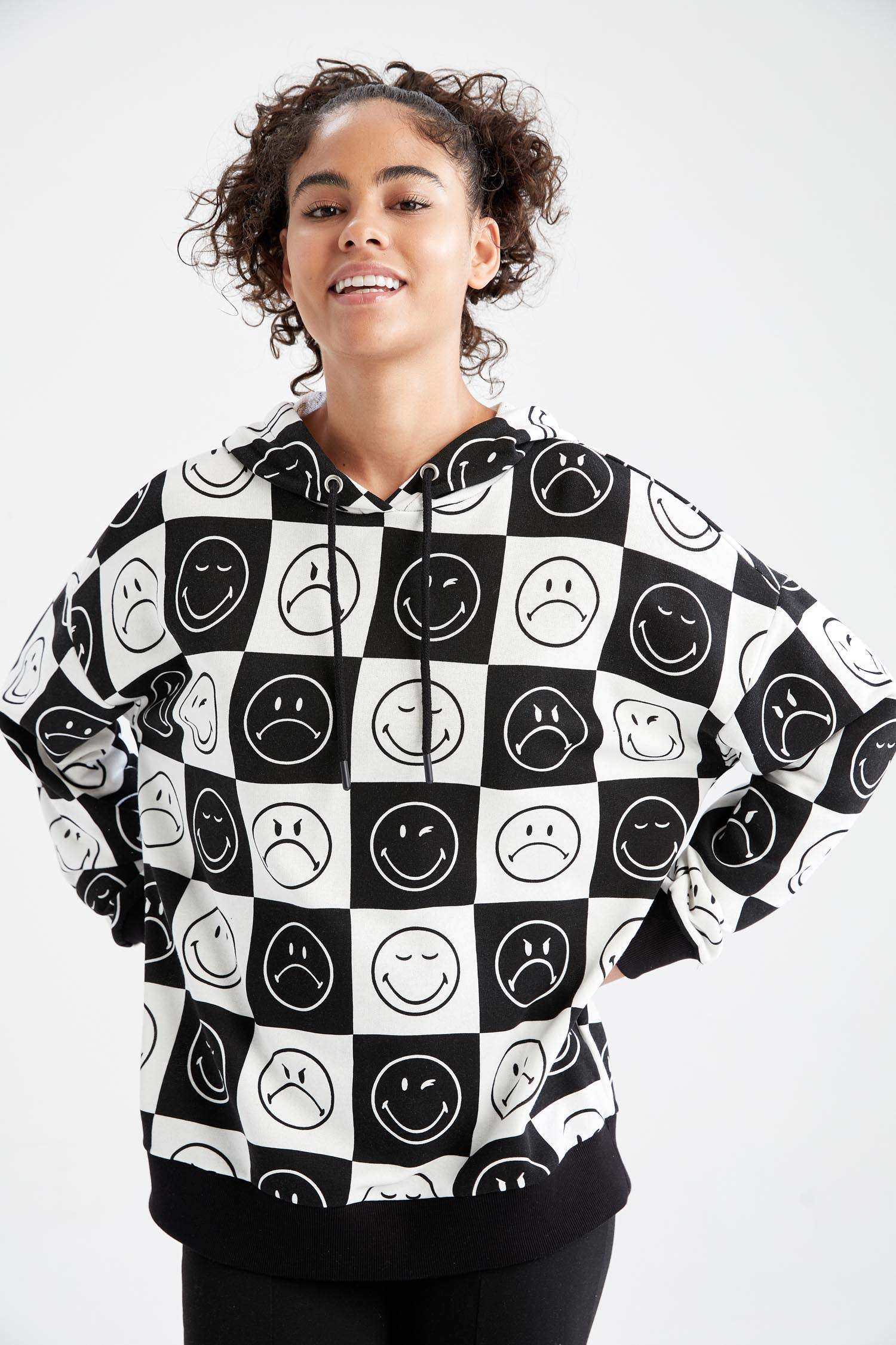 Smiley Lisanslı Oversize Kapüşonlu Uzun Kollu Sweatshirt