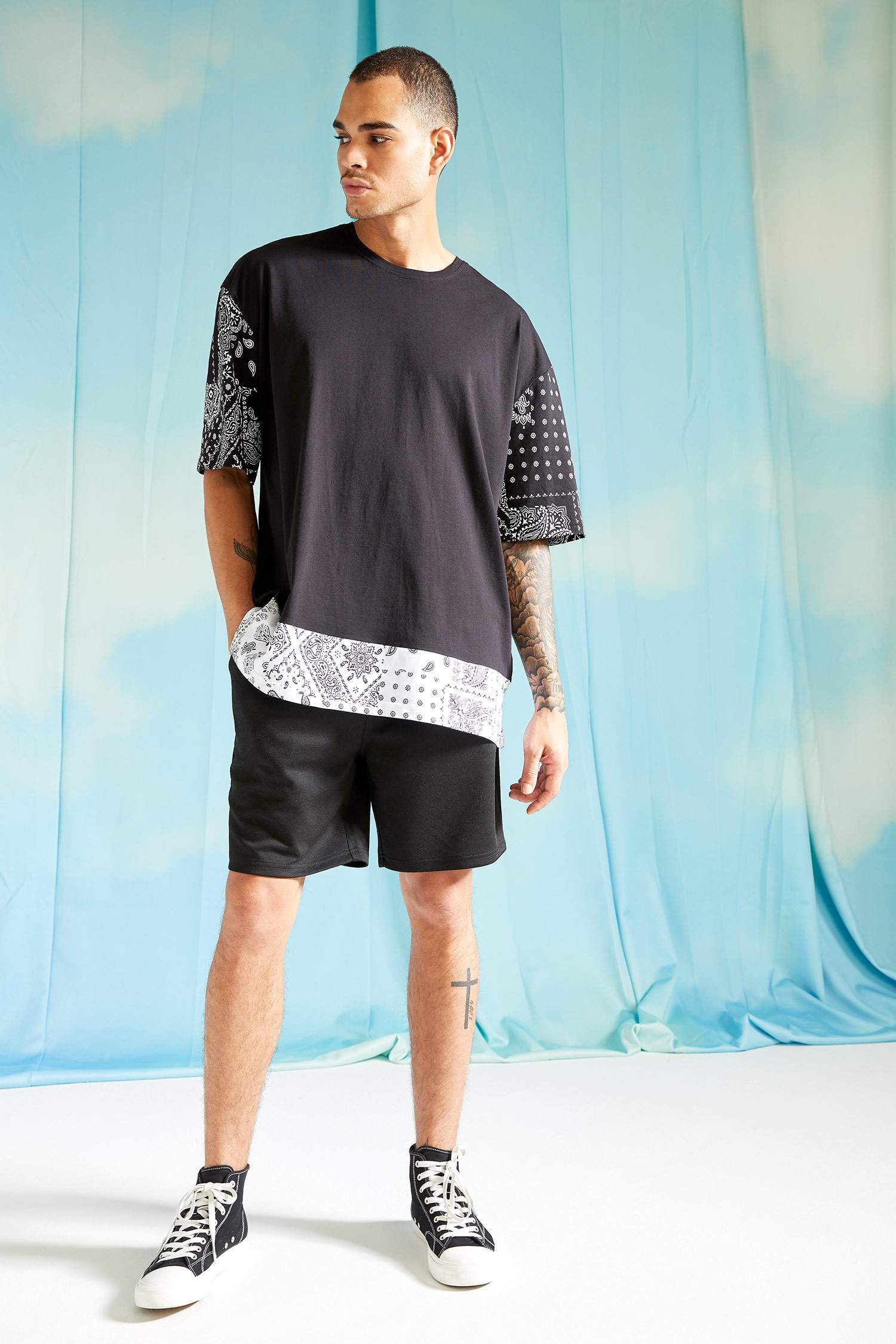 Oversize Fit Bisiklet Yaka Şal Desenli Kısa Kollu Tişört