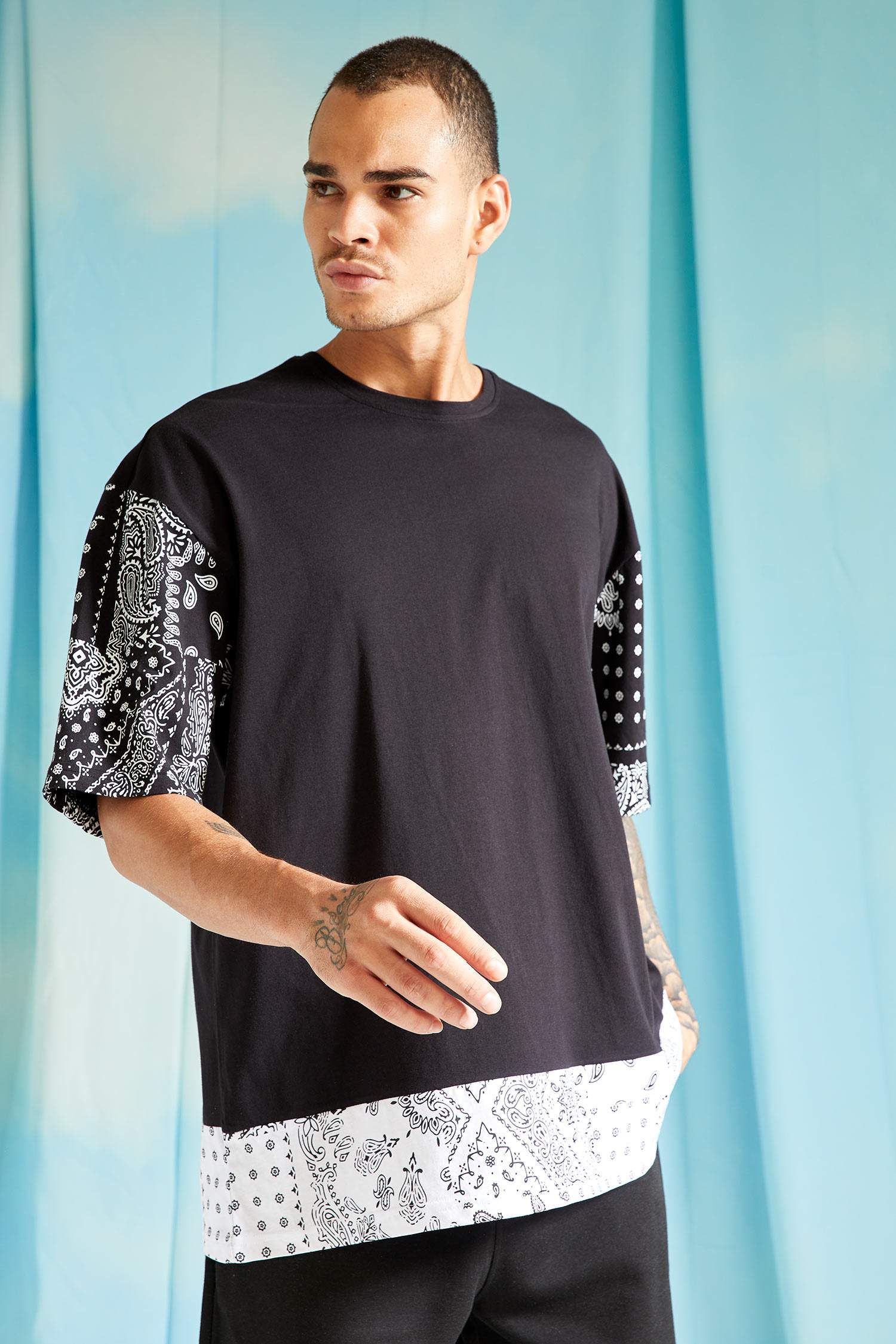 Oversize Fit Bisiklet Yaka Şal Desenli Kısa Kollu Tişört
