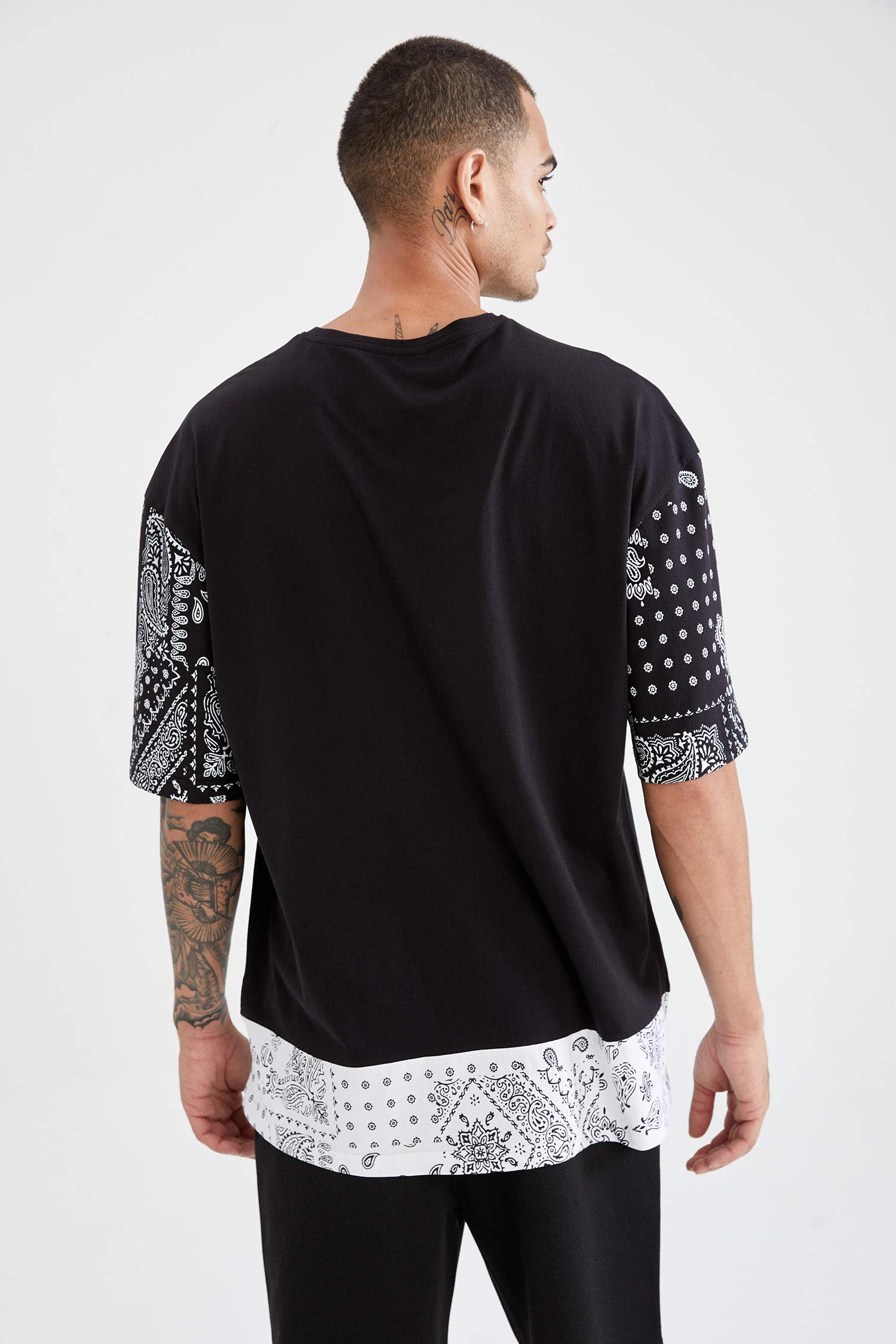 Oversize Fit Bisiklet Yaka Şal Desenli Kısa Kollu Tişört