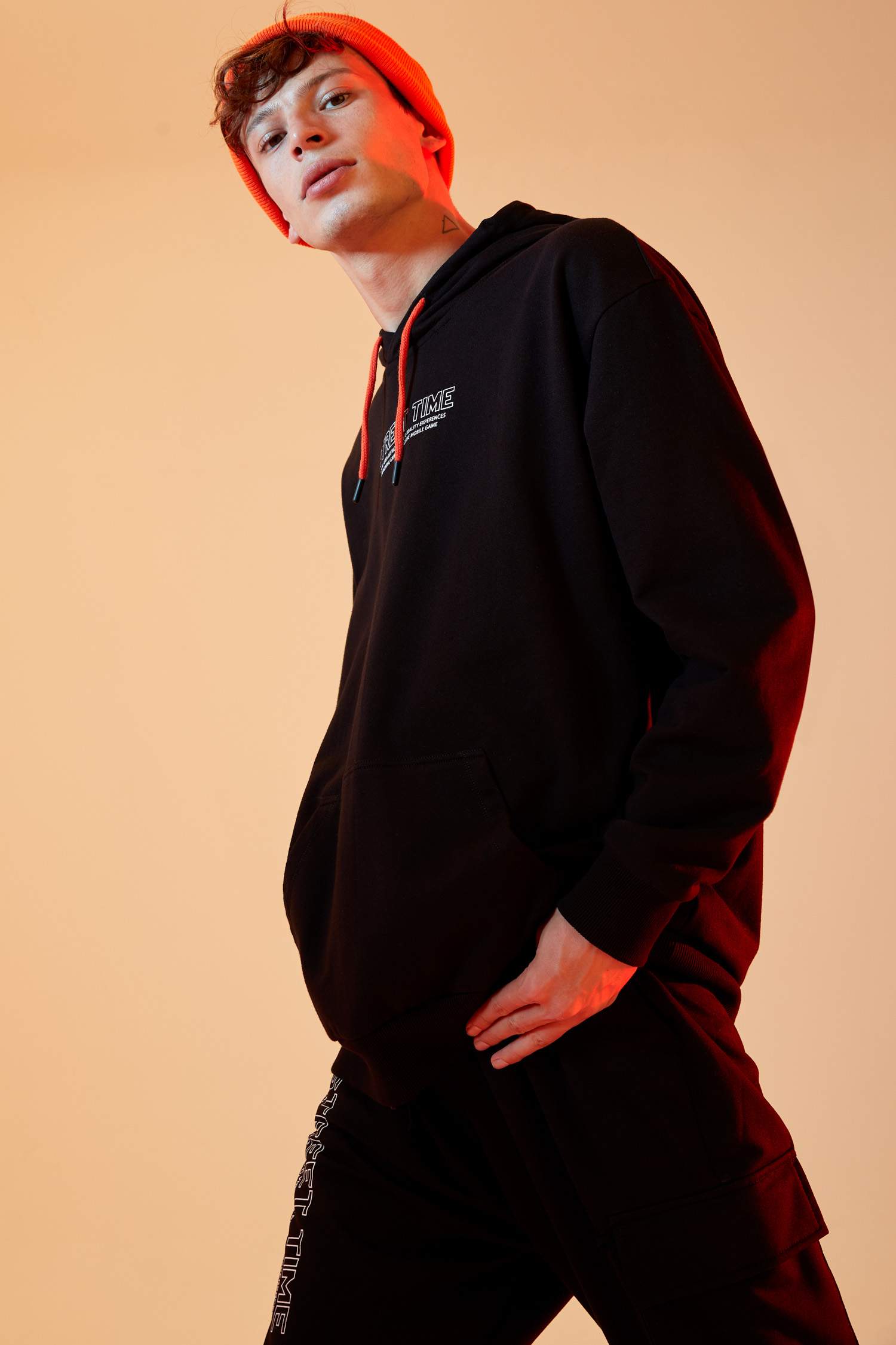 Oversize Fit Kapüşonlu Kanguru Cepli Slogan Desenli Uzun Kollu Sweatshirt