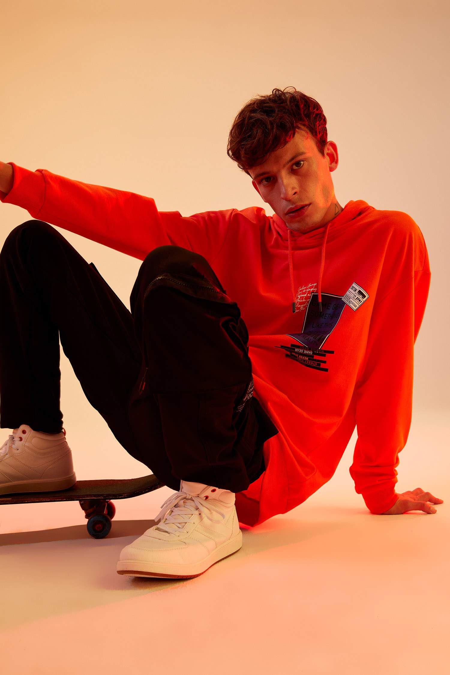 Oversize Fit Kapüşonlu Slogan Desenli Uzun Kollu Sweatshirt