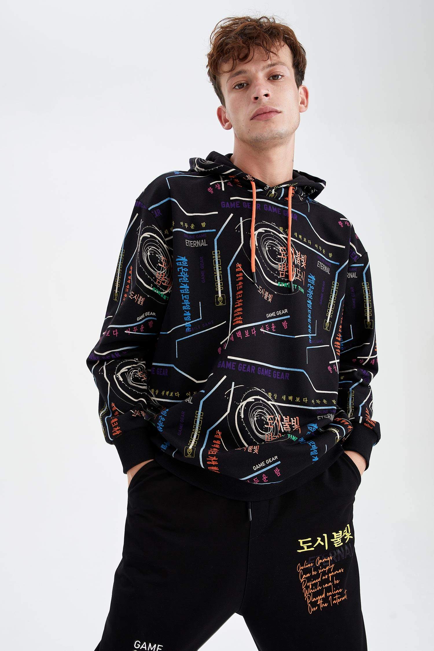 Oversize Fit Kapüşonlu Slogan Desenli Uzun Kollu Sweatshirt