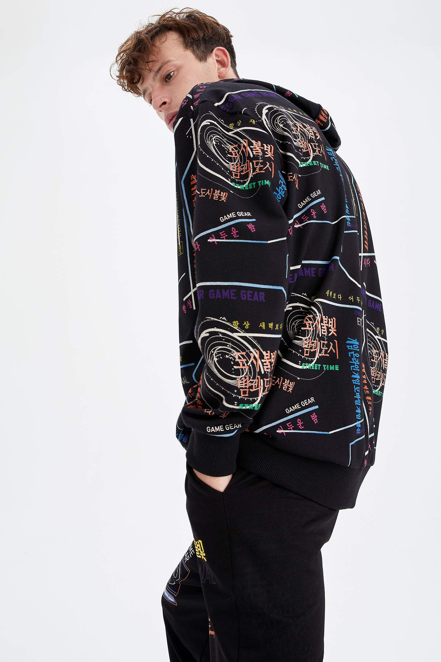 Oversize Fit Kapüşonlu Slogan Desenli Uzun Kollu Sweatshirt
