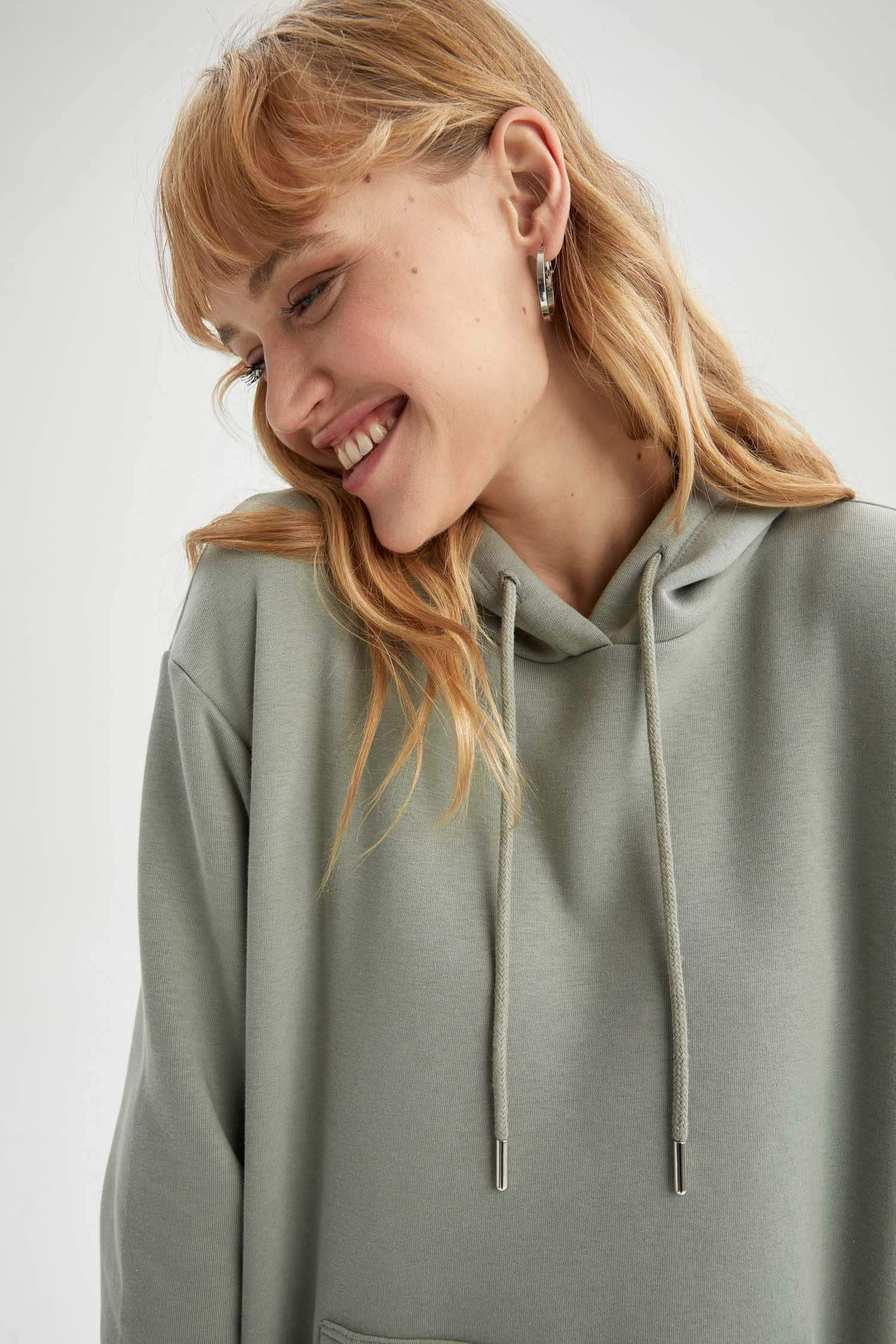 Regular Fit Kapüşonlu Kanguru Cepli İçi Yumuşak Tüylü Sweatshirt