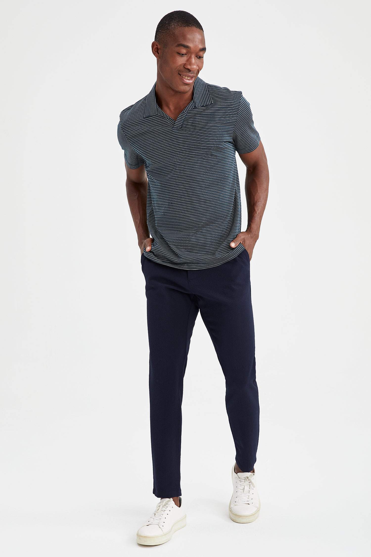 Modern Fit Polo Yaka Çizgi Desenli Kısa Kollu Tişört