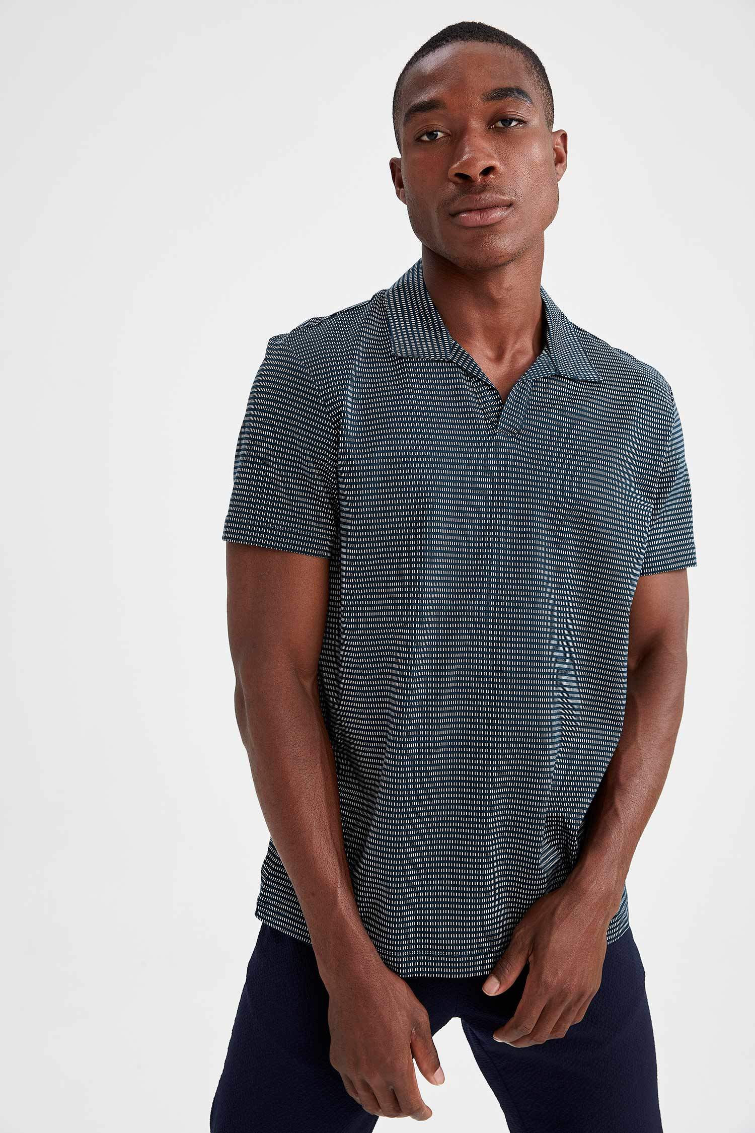 Modern Fit Polo Yaka Çizgi Desenli Kısa Kollu Tişört