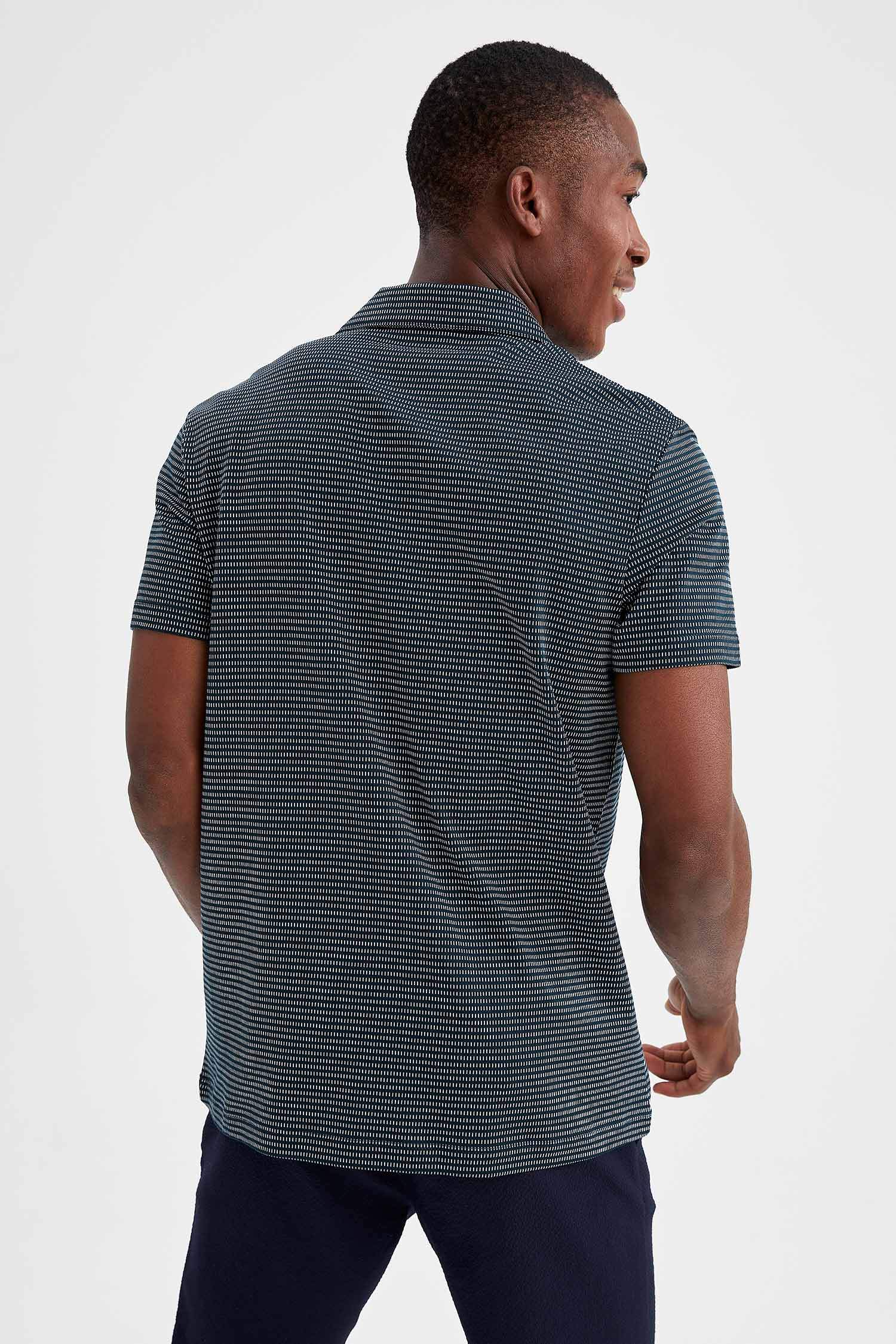 Modern Fit Polo Yaka Çizgi Desenli Kısa Kollu Tişört