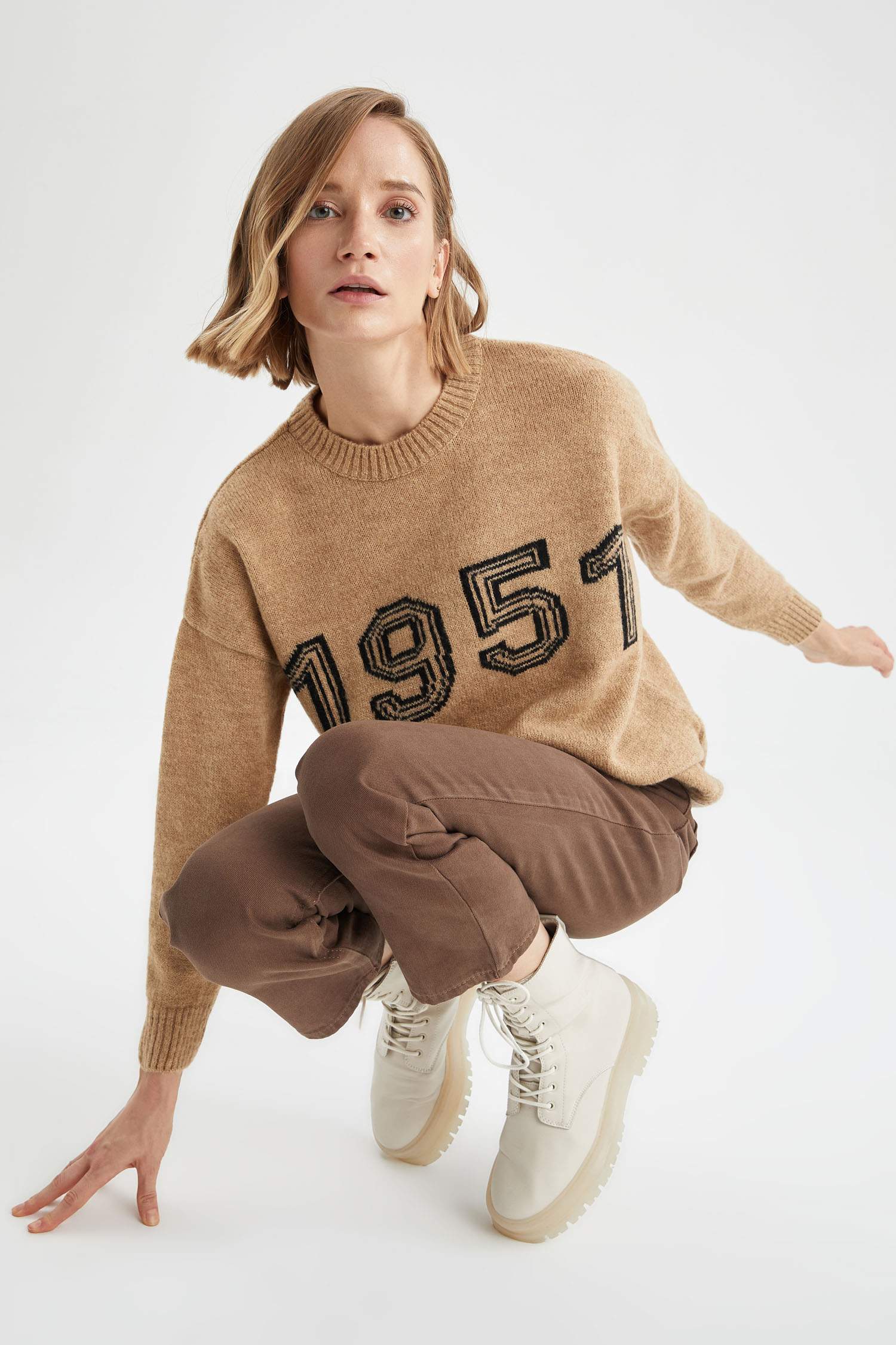 Bisiklet Yaka Oversize Fit İşlemeli Triko Kazak