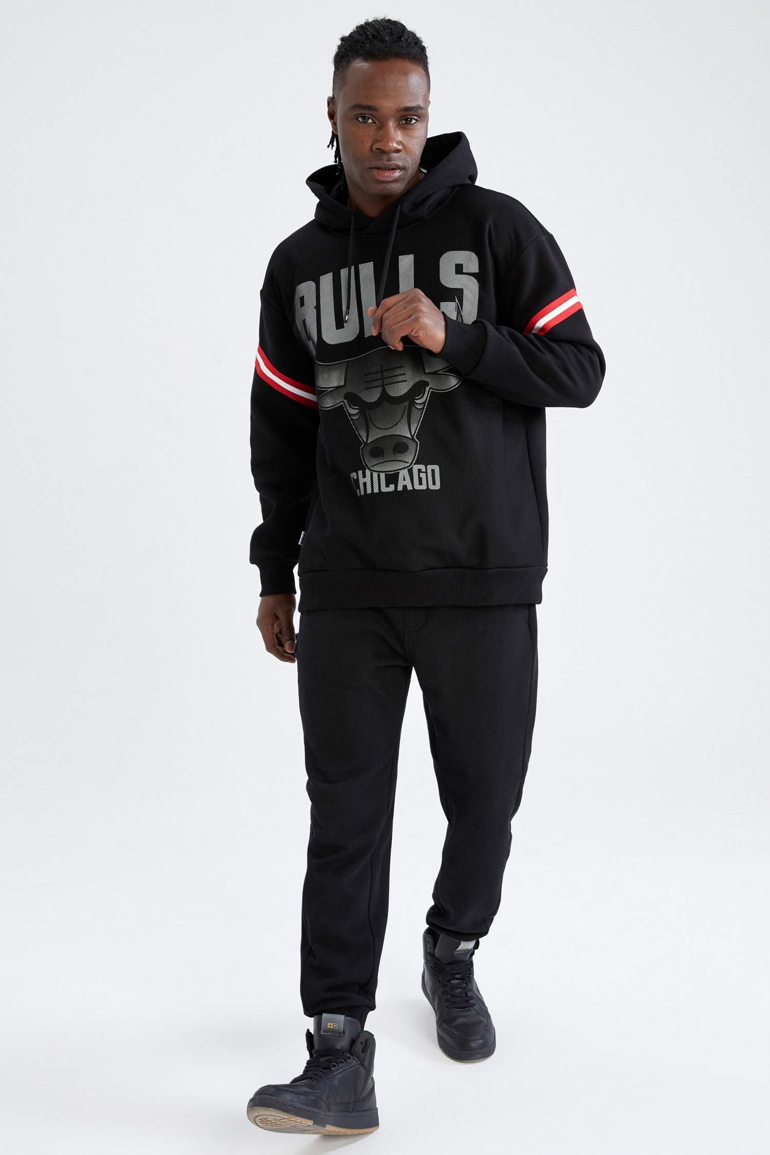 Defacto Fit NBA Chicago Bulls Lisanslı Kapüşonlu Pamuklu İçi Yumuşak Tüylü Sweatshirt