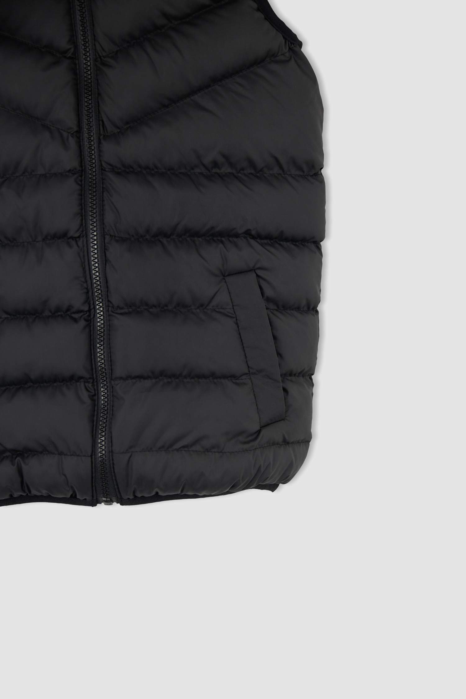 Erkek Çocuk Regular Fit Kapüşonlu Mevsimlik Şişme Yelek