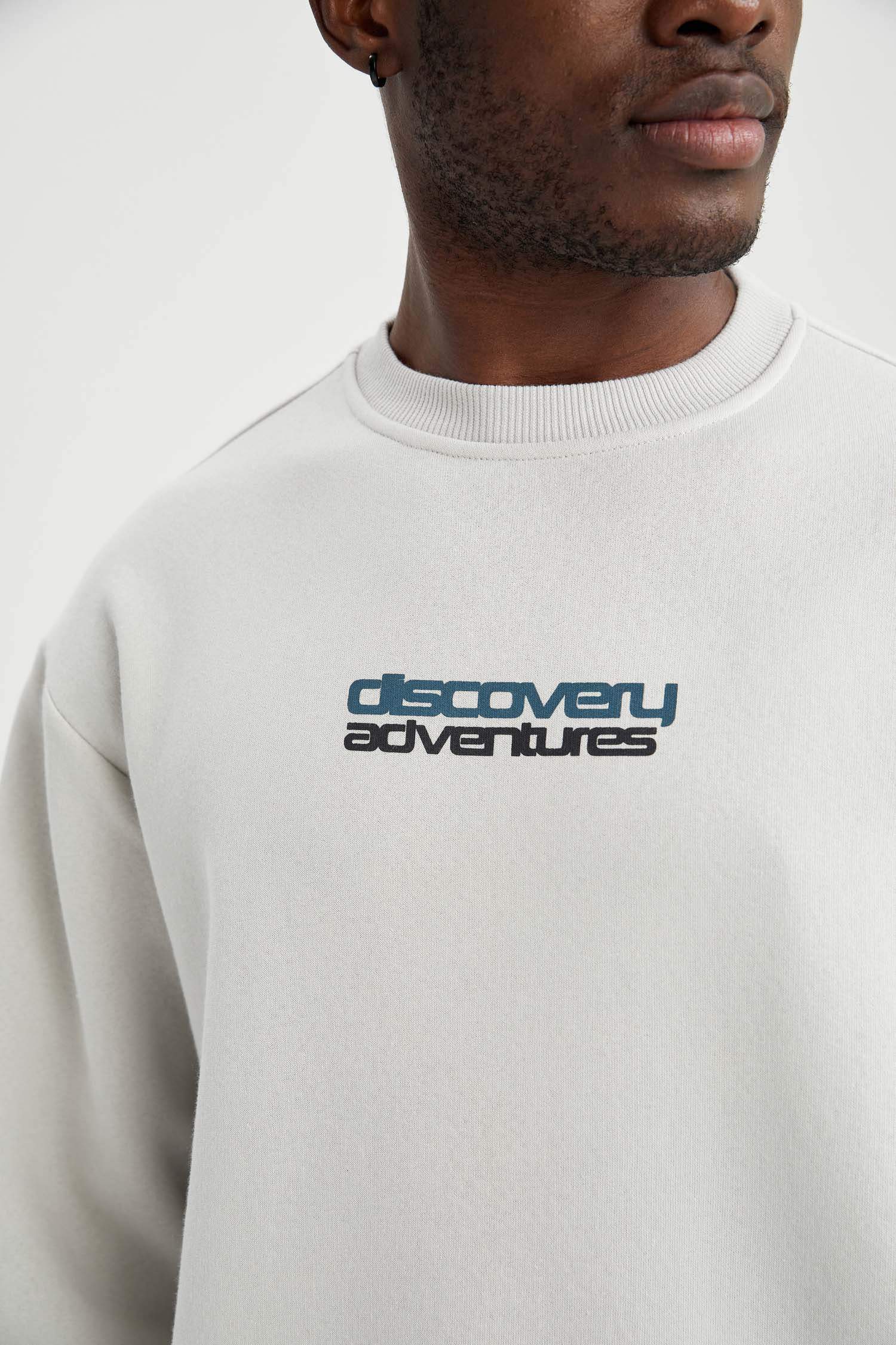 Discovery Lisanslı Oversize Fit Bisiklet Yaka Sırt Baskılı Uzun Kollu Sweatshirt
