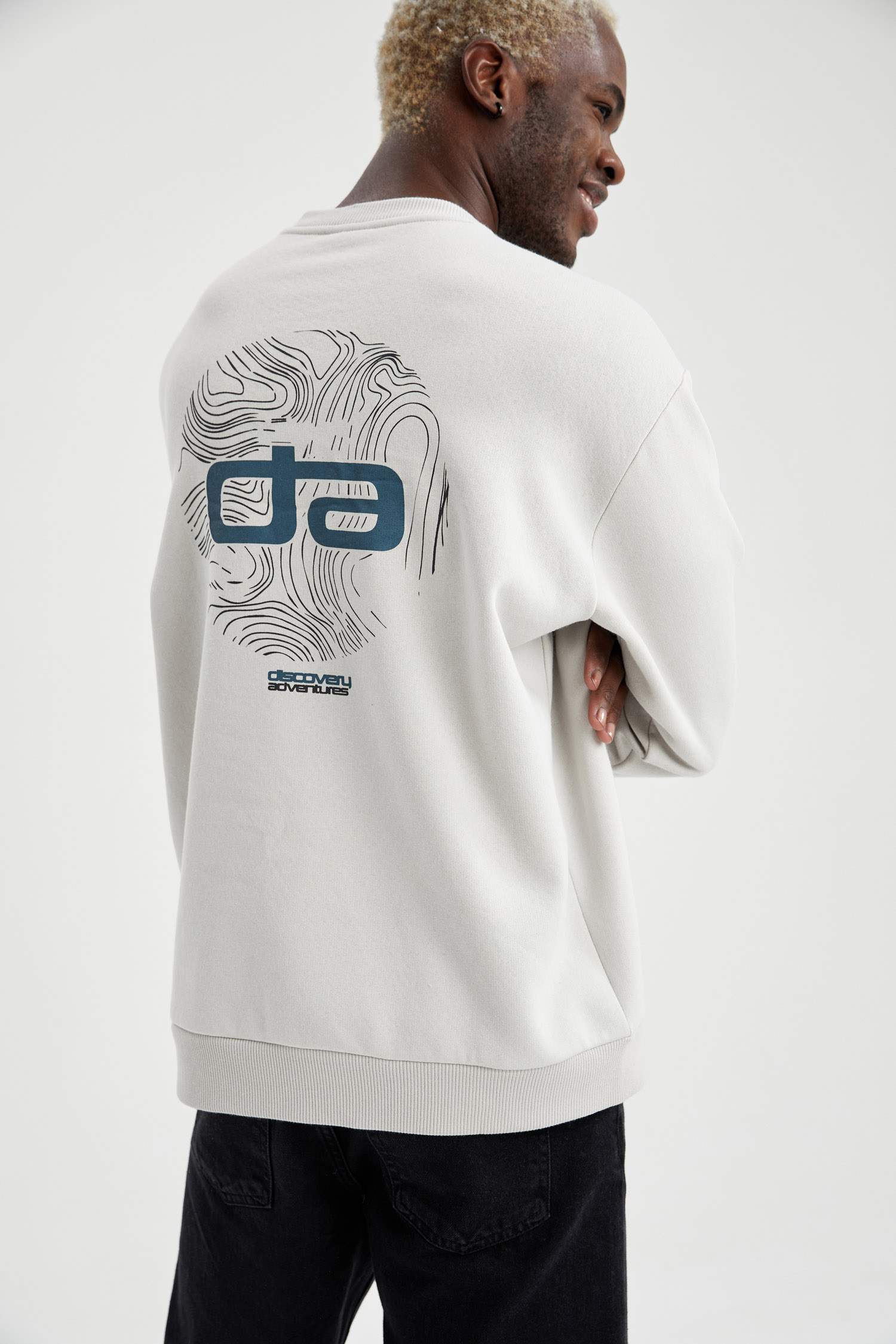 Discovery Lisanslı Oversize Fit Bisiklet Yaka Sırt Baskılı Uzun Kollu Sweatshirt