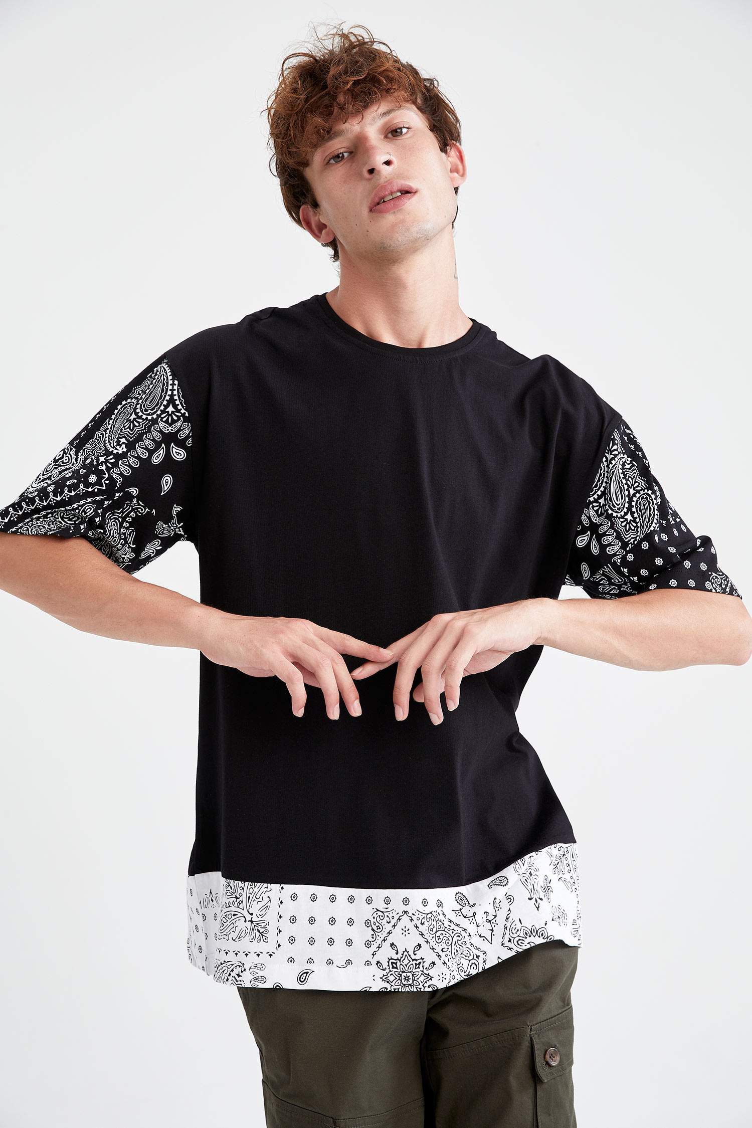 Oversize Fit Bisiklet Yaka Şal Desenli Kısa Kollu Tişört