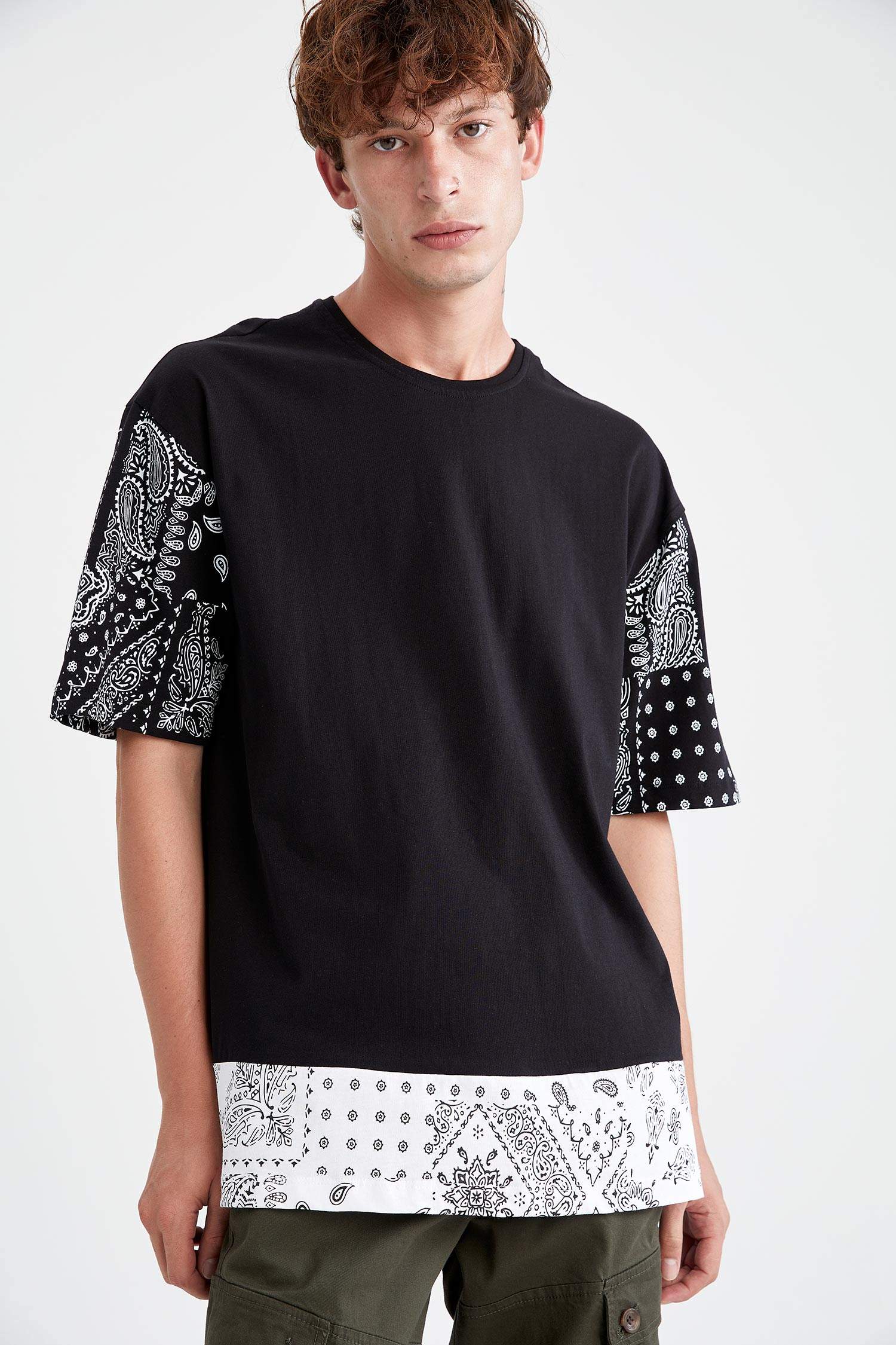 Oversize Fit Bisiklet Yaka Şal Desenli Kısa Kollu Tişört