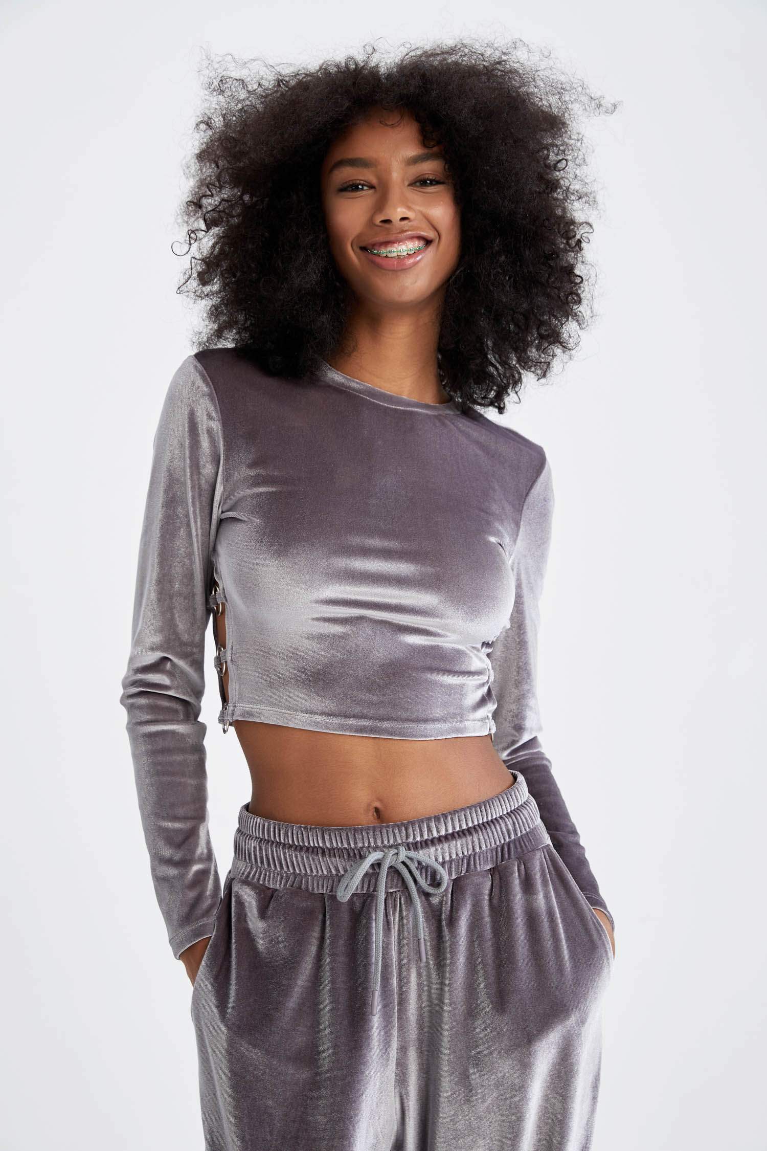 Slim Fit Bisiklet Yaka Çapraz Bel Detaylı Uzun Kollu Kadife Crop Tişört