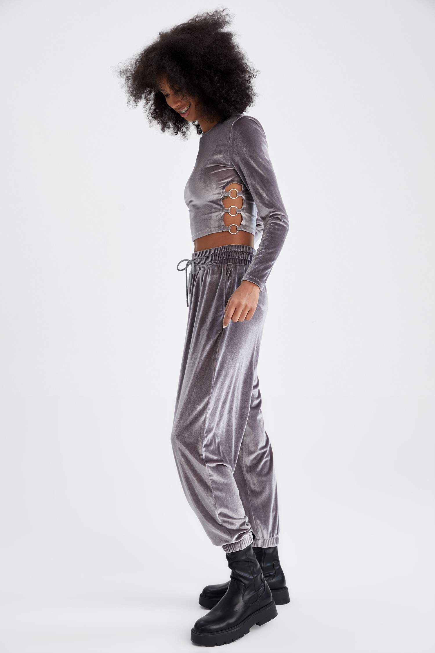 Slim Fit Bisiklet Yaka Çapraz Bel Detaylı Uzun Kollu Kadife Crop Tişört