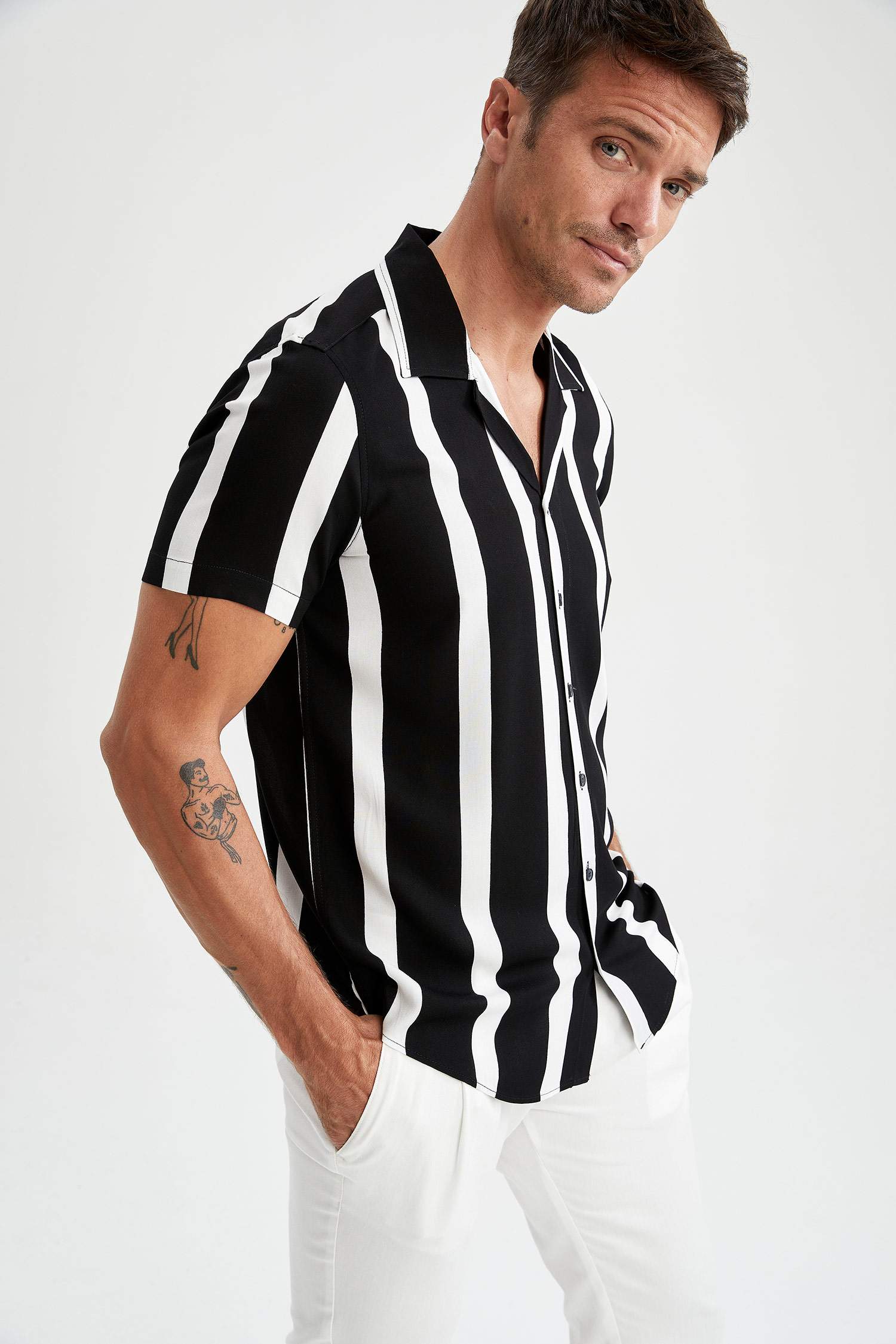 Modern Fit Çizgi Desenli Kısa Kollu Viskon Gömlek
