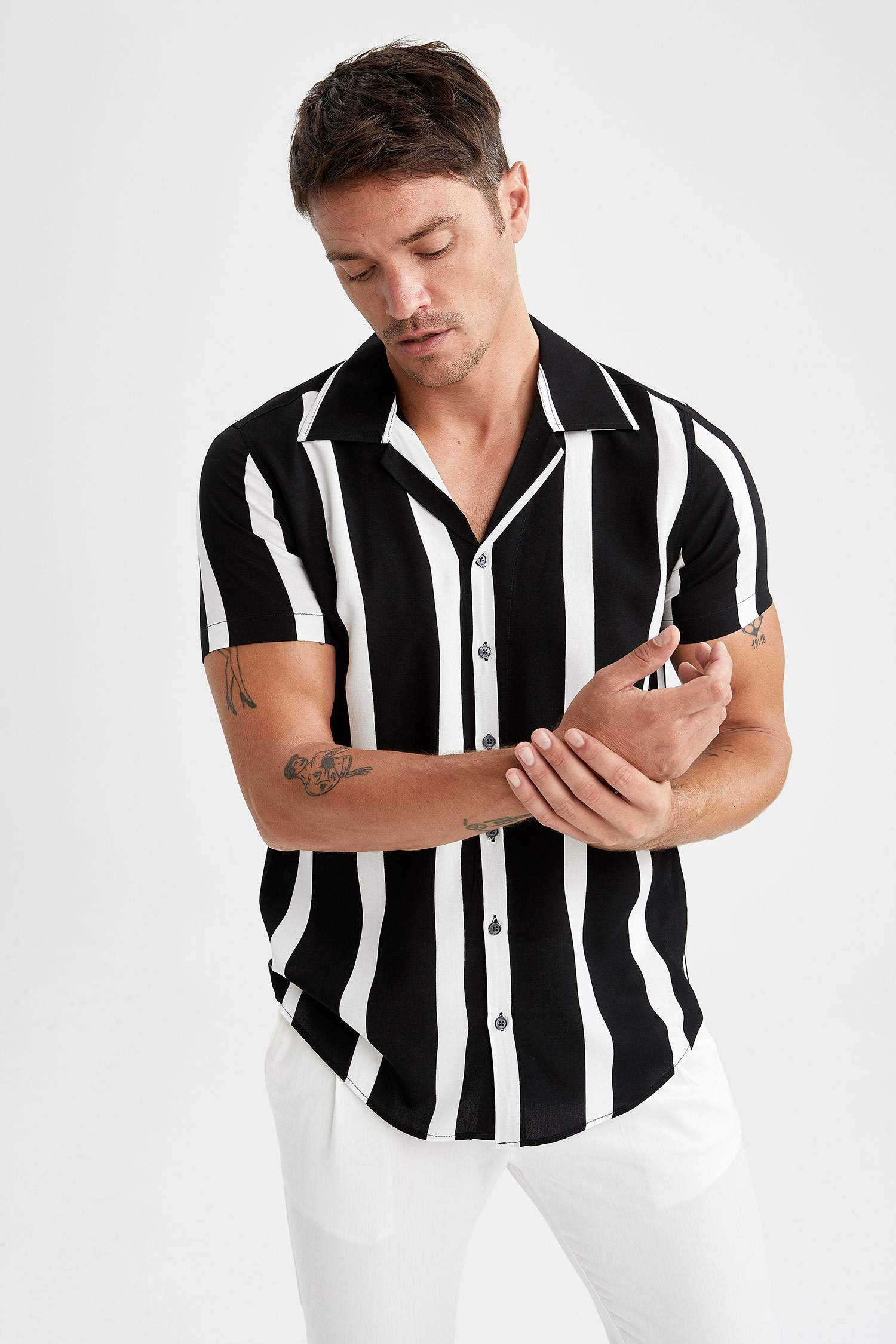 Modern Fit Çizgi Desenli Kısa Kollu Viskon Gömlek