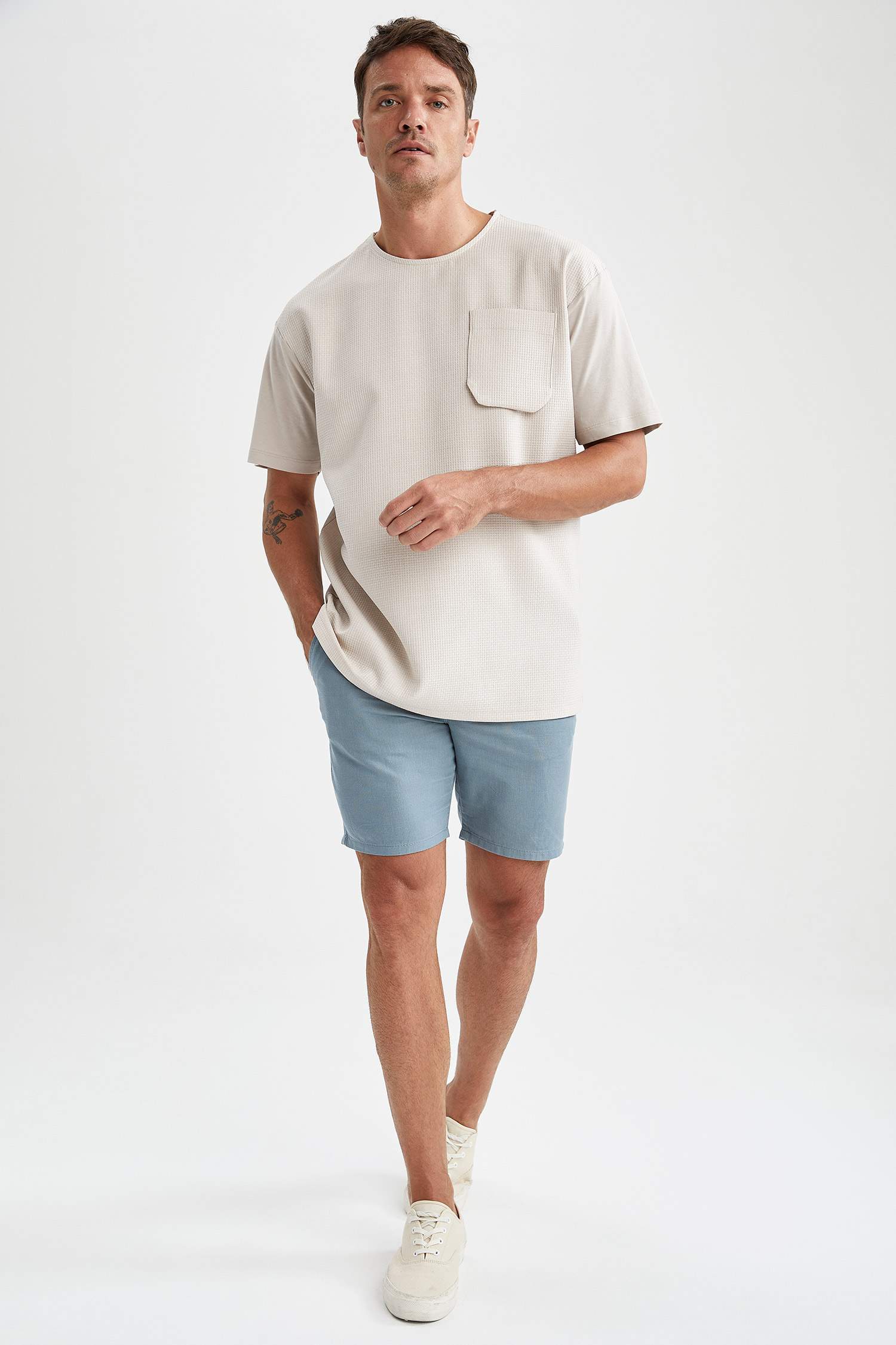Modern Fit Bisiklet Yaka Tek Cepli Kısa Kollu Tişört